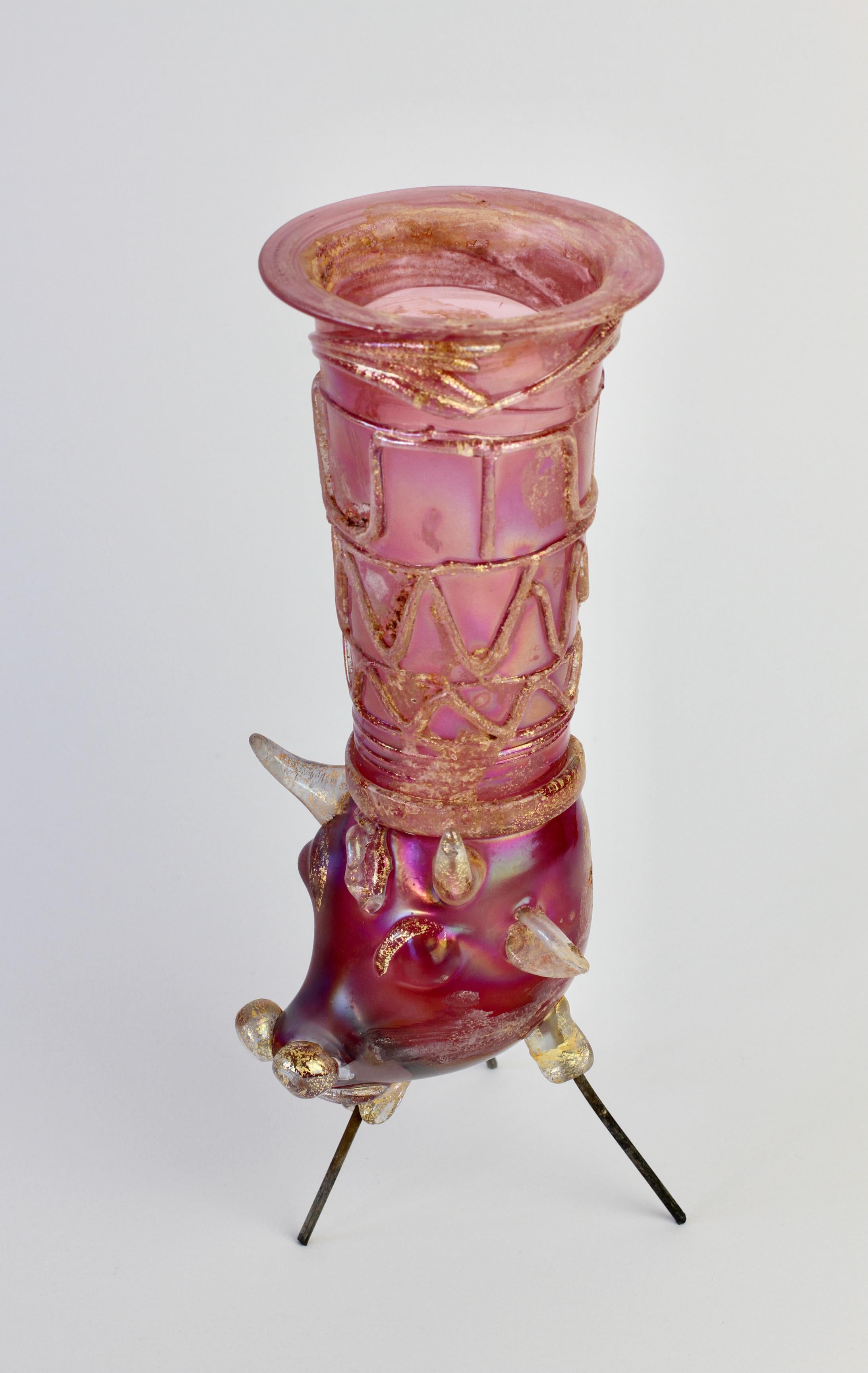 Stupendo, raro e importante vaso da centro vintage della metà del secolo scorso di Ermanno Nason per Cenedese Vetri di Murano, Italia. Un pezzo assolutamente straordinario di vetro di Murano della metà del secolo, che colpisce soprattutto per la sua