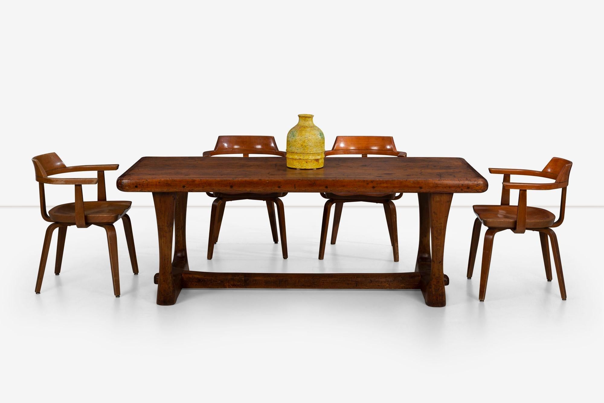Importante table Esherick de la Collection Hedgerow. Fabriqué par Esherick en 1924. On pense que cette table a été utilisée par Esherick dans la maison familiale de Sunekrest avant 1938. Cette année-là, Esherick a amélioré la forme de la table en
