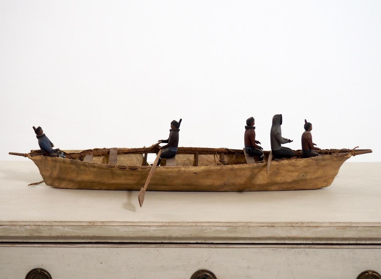 Important Eskimo miniature boat, with carved and original painted wood figures, 19th century.
Measures: H. 17, L. 77, D. 16 cm.
H. 6.6, L. 30.3, D. 6.2 in.