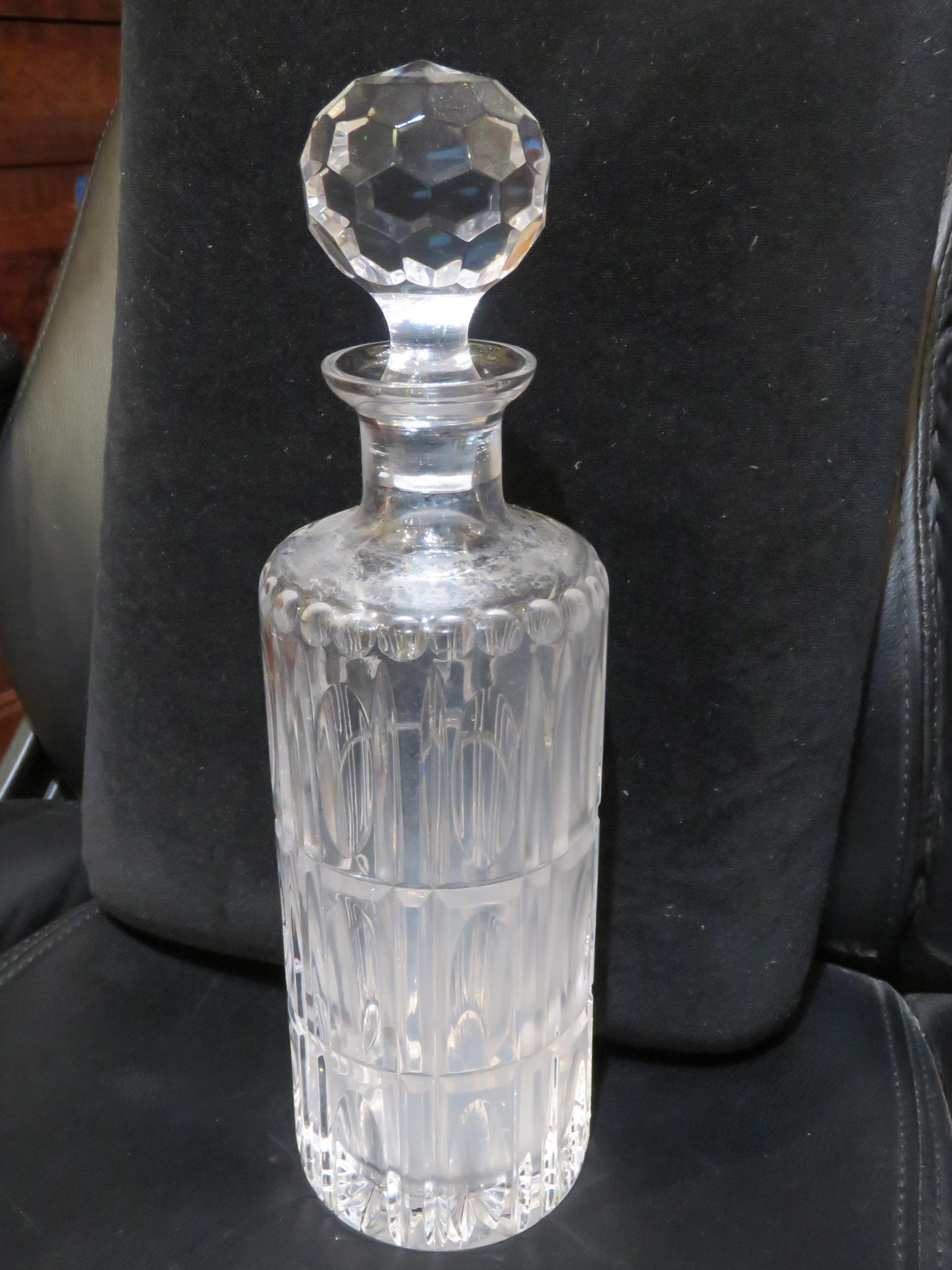L'article suivant que nous proposons est ce Rare Important Beautiful Estate Rare Heavy Estate Beveled Glass Pattern Clear Crystal Pitcher Decanter with Top. Circa 19ème siècle. Provient d'une importante Collectional de la ville de New York. Un