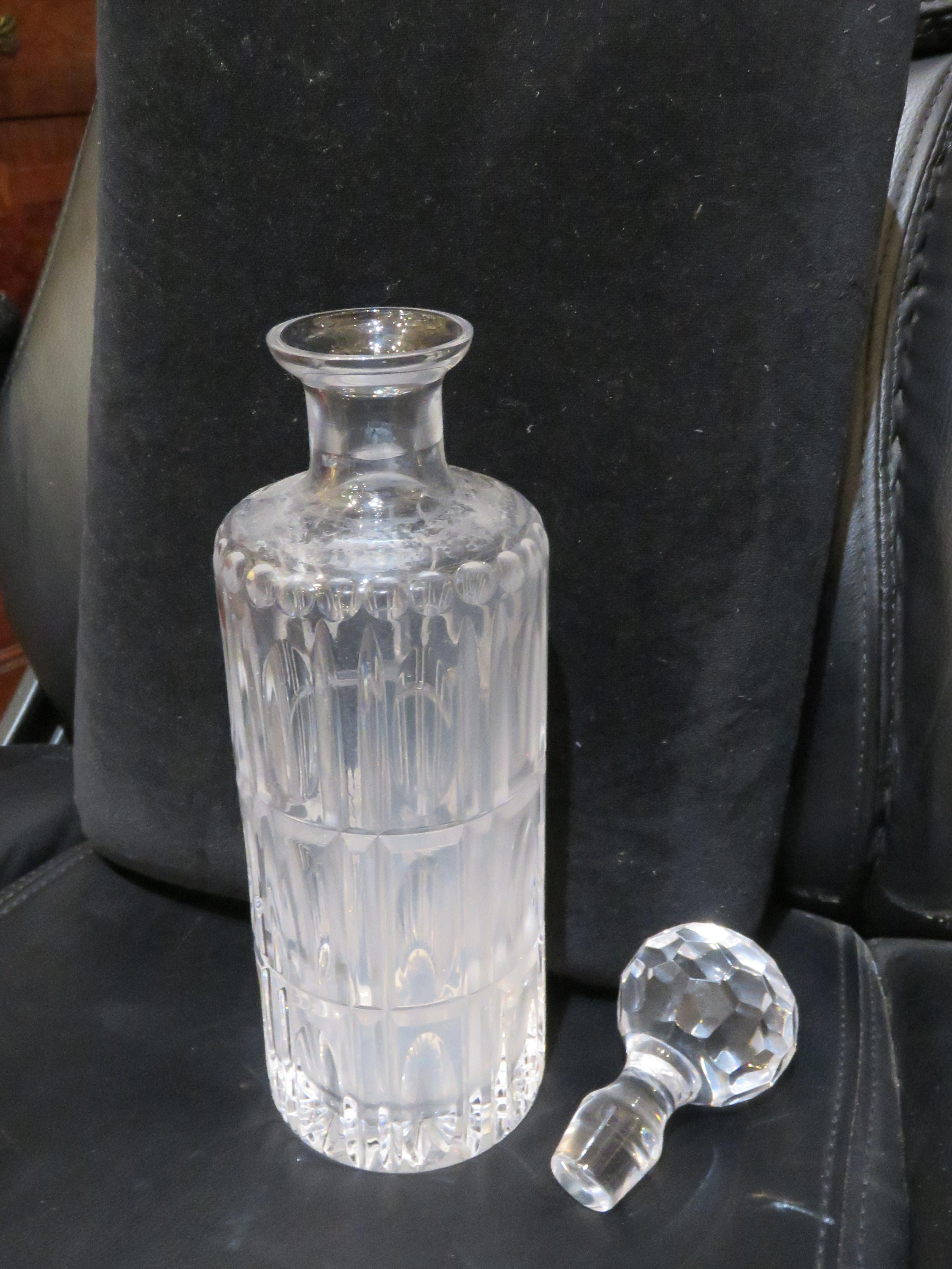 Perse Importante carafe à décanter en cristal gravé et biseauté du 19ème siècle. en vente