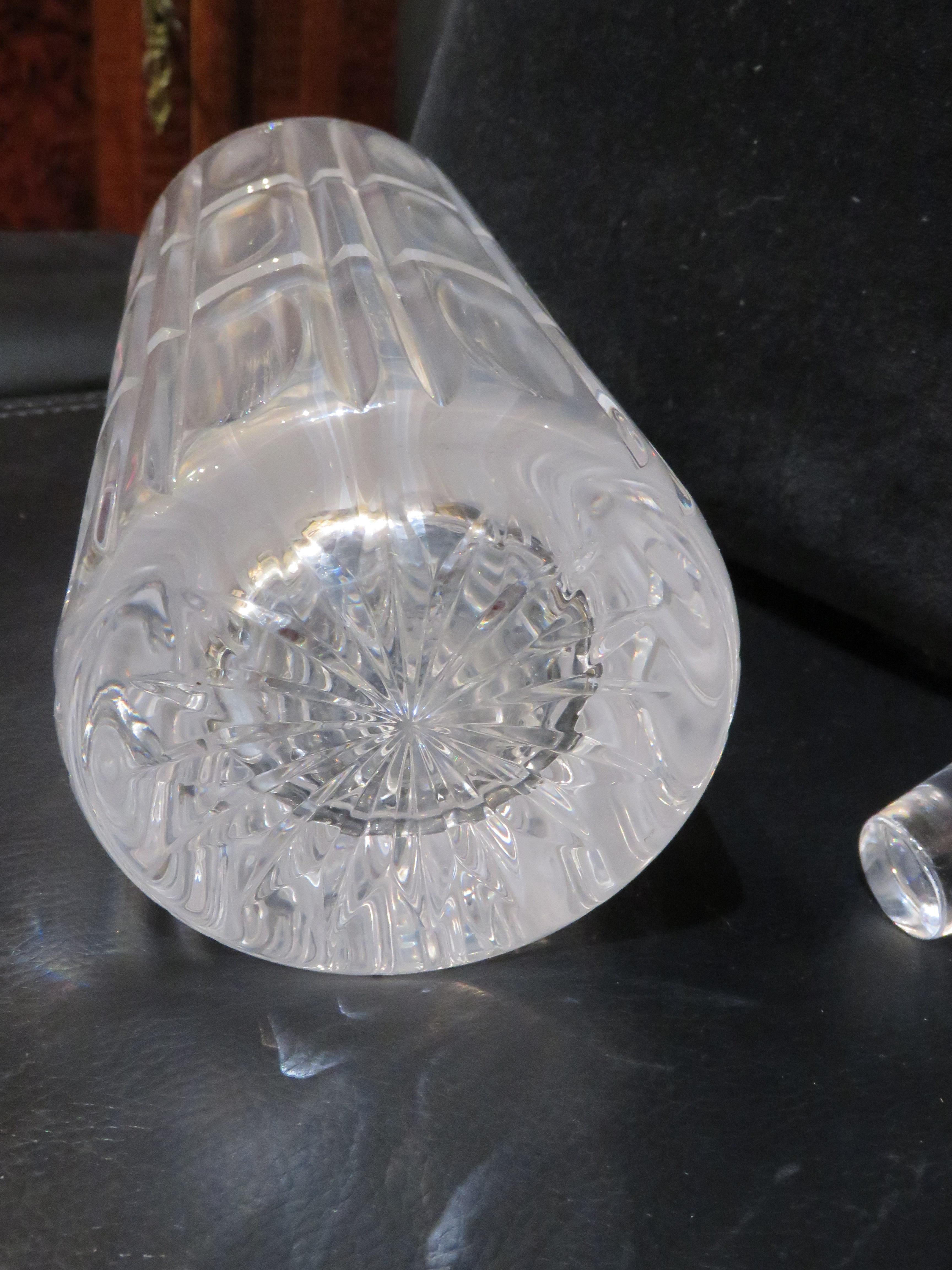 Buriné Importante carafe à décanter en cristal gravé et biseauté du 19ème siècle. en vente