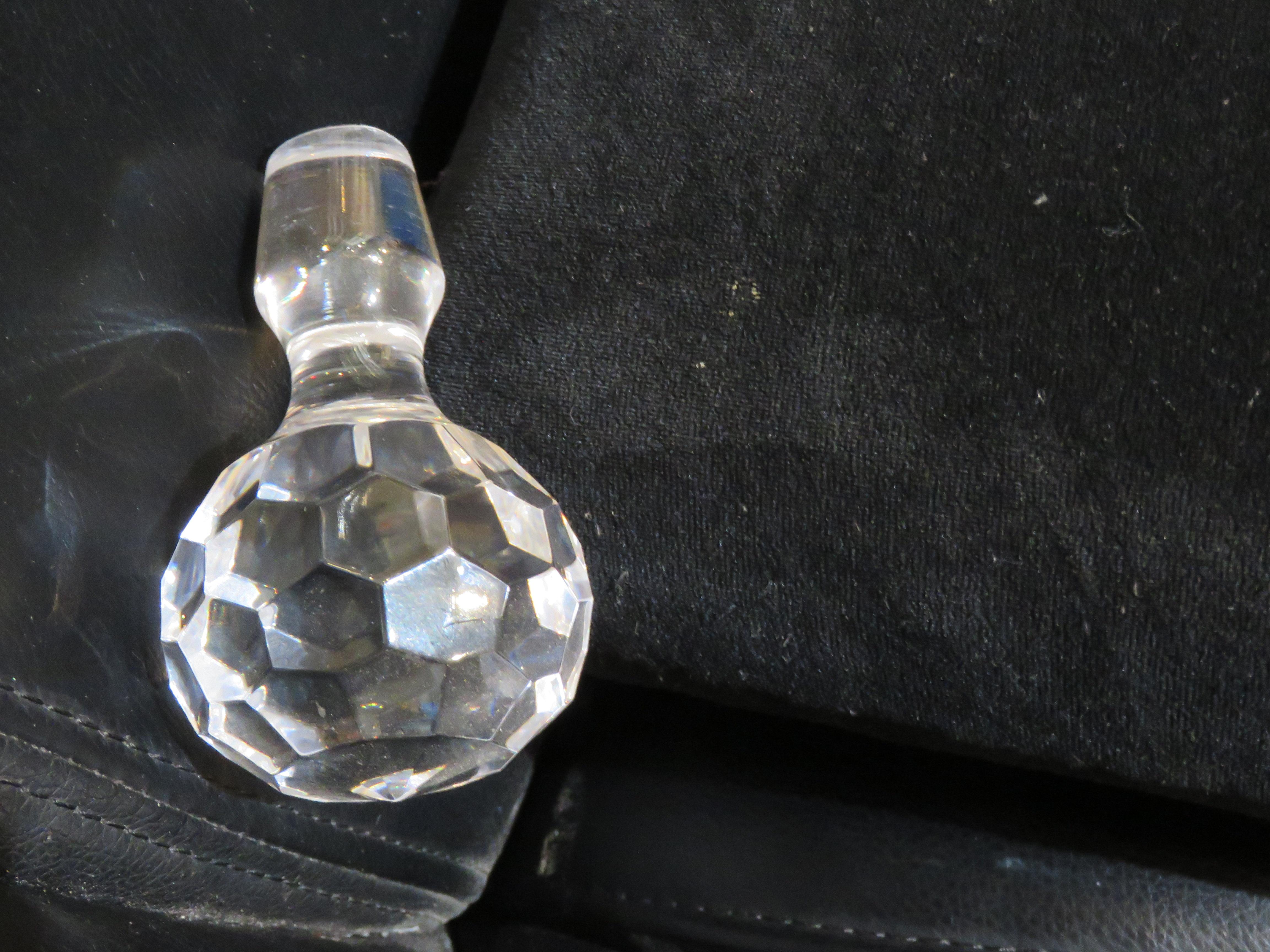 Importante carafe à décanter en cristal gravé et biseauté du 19ème siècle. Bon état - En vente à New York, NY