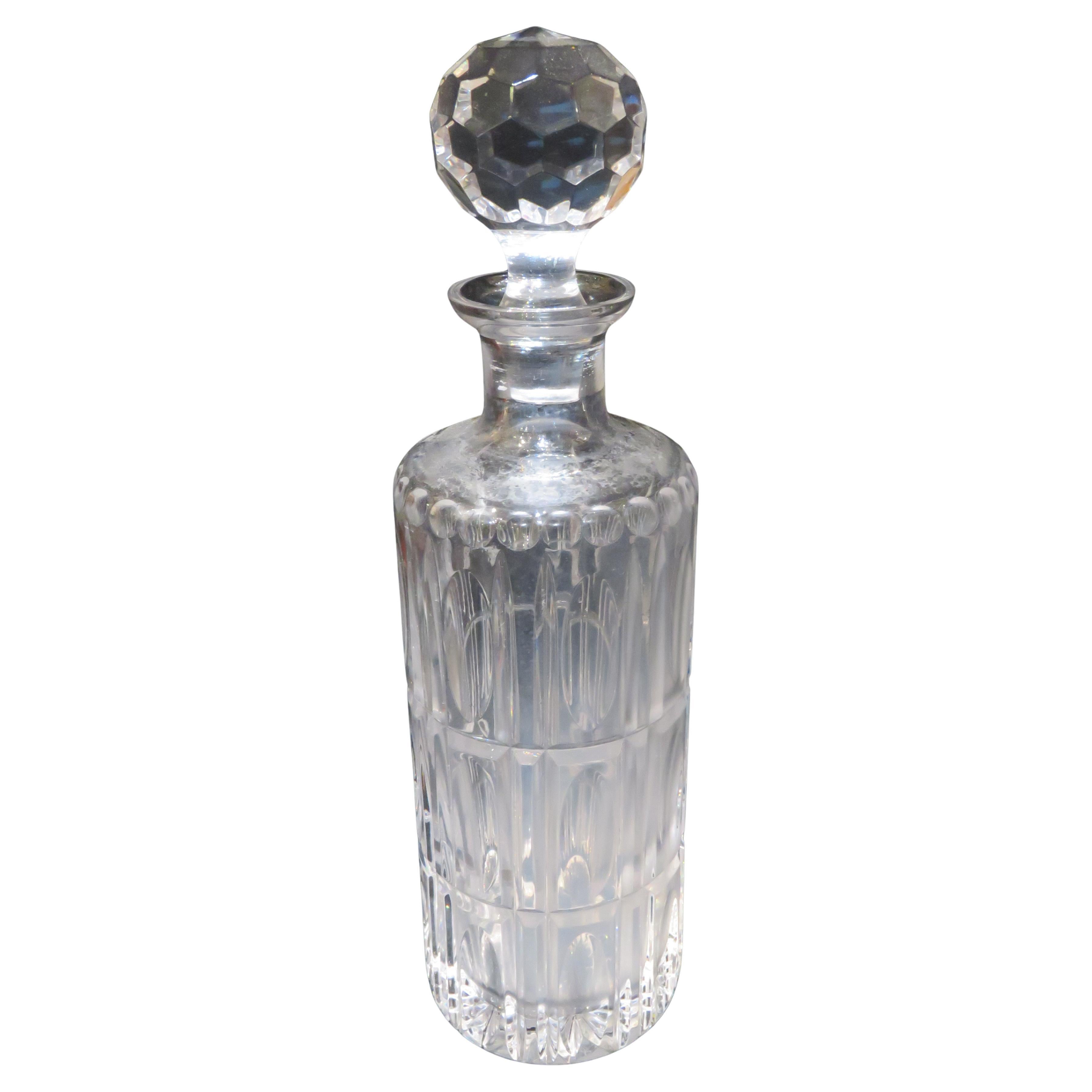 Importante carafe à décanter en cristal gravé et biseauté du 19ème siècle. en vente