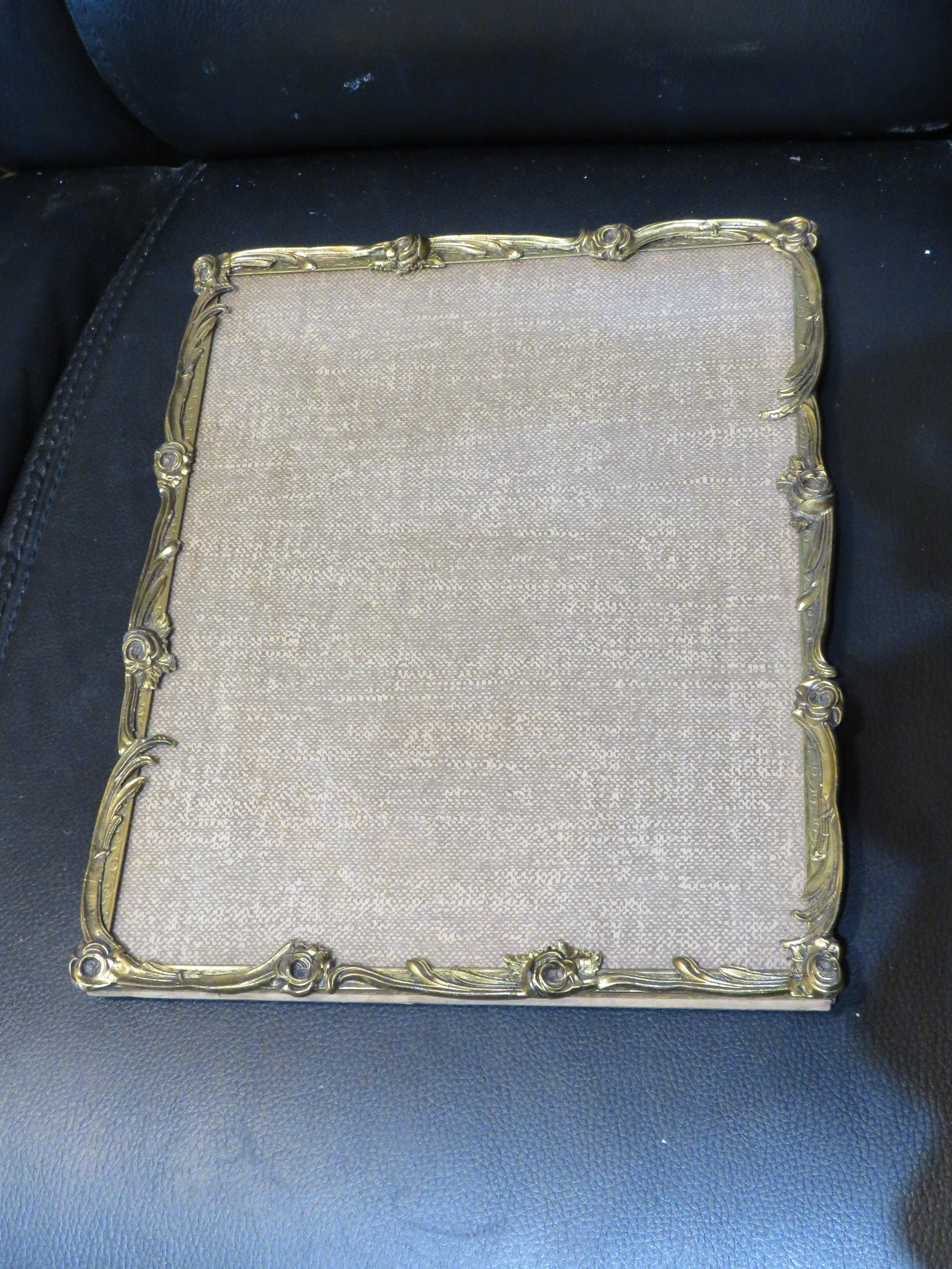 El siguiente artículo que ofrecemos es un espectacular marco de pared de bronce para colgar fotos, único en su especie, de 20 x 25 cm. El marco está bellamente adornado con detalles de bronce reticulado. Tomado de una importante finca neoyorquina de