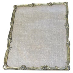 Importante portafoto di proprietà in bronzo dorato francese