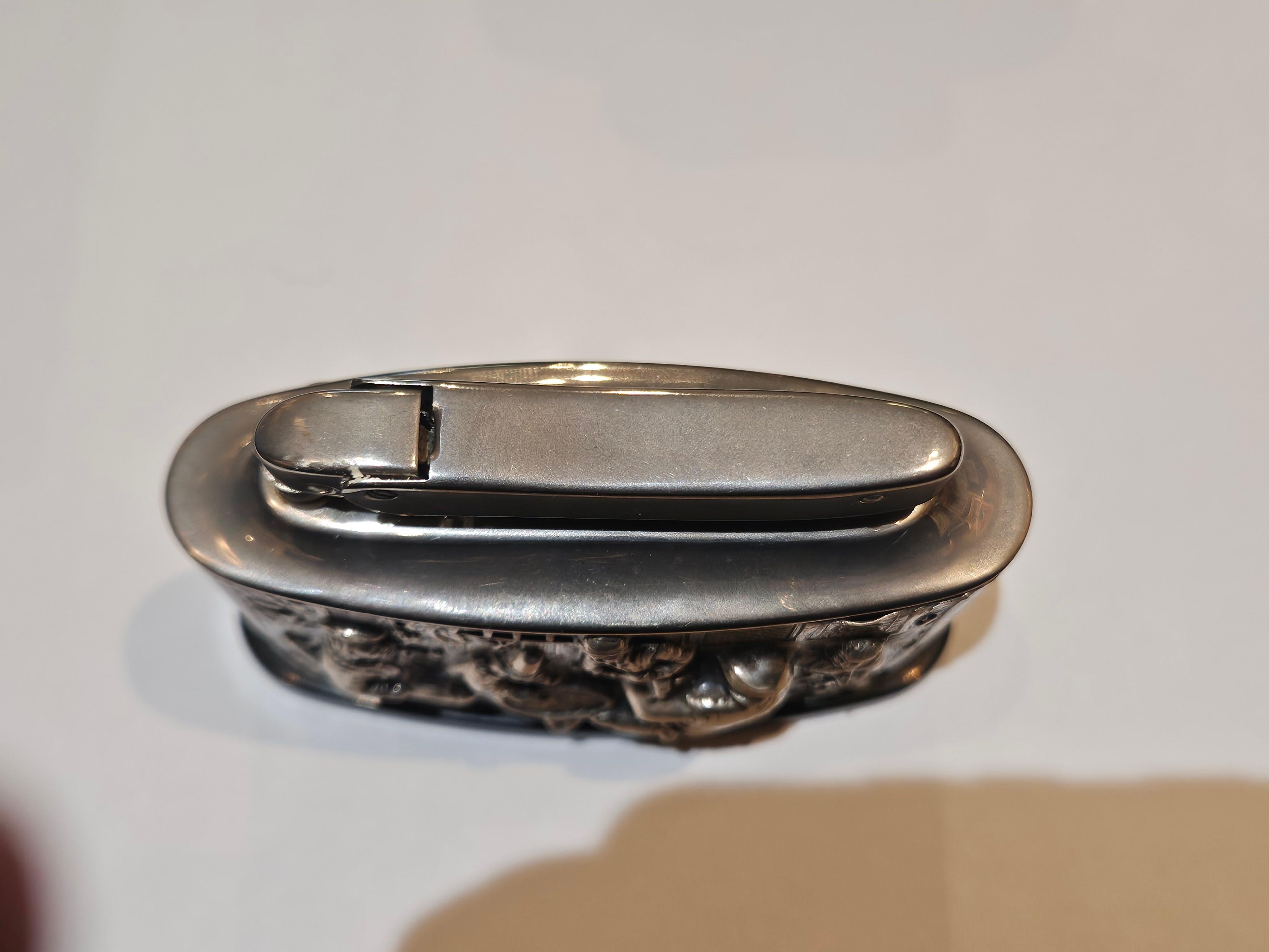 Allemand Important briquet de succession en argent d'Allemagne, fortement embossé en relief avec des personnages en vente