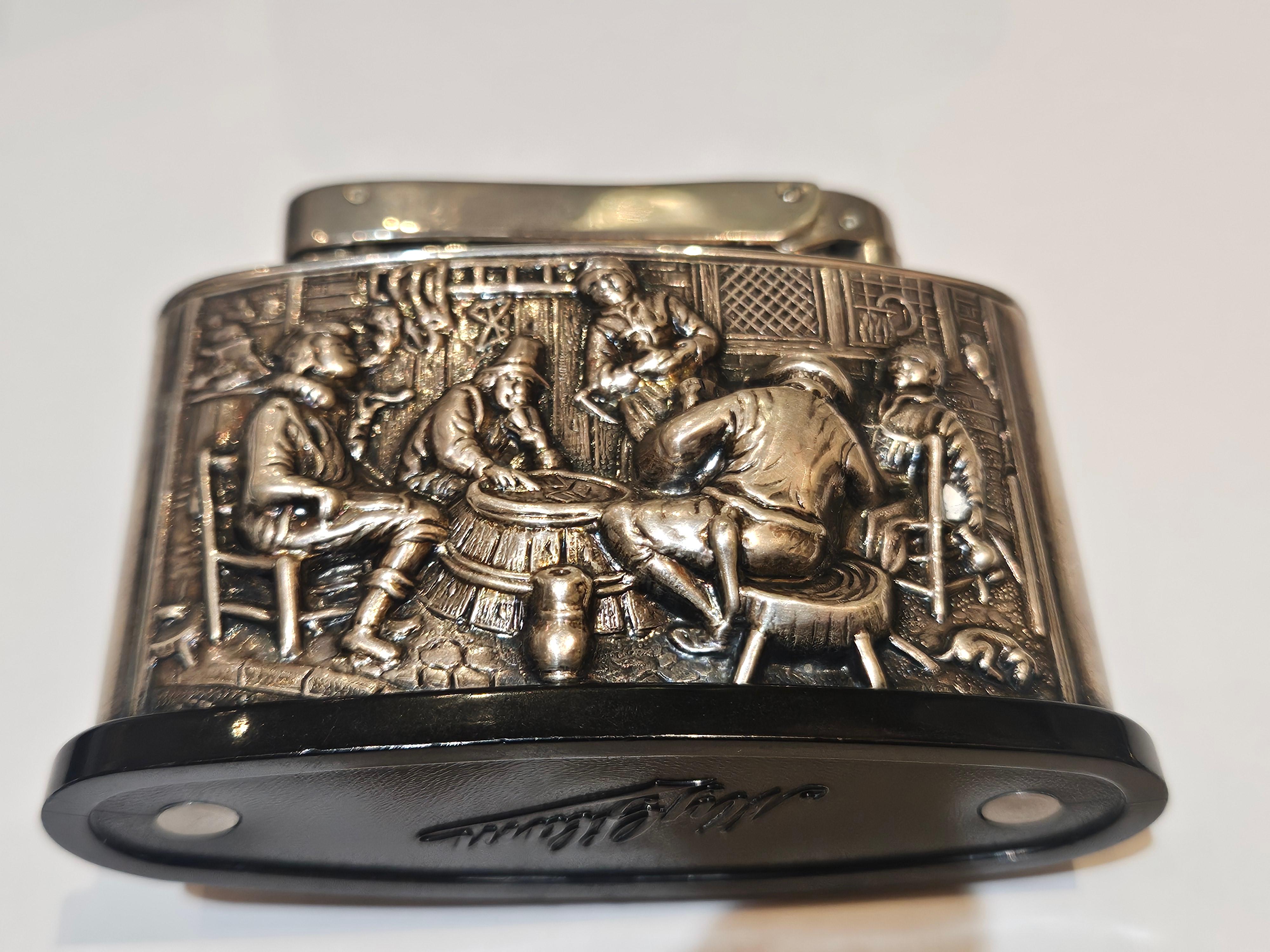 Moulage Important briquet de succession en argent d'Allemagne, fortement embossé en relief avec des personnages en vente