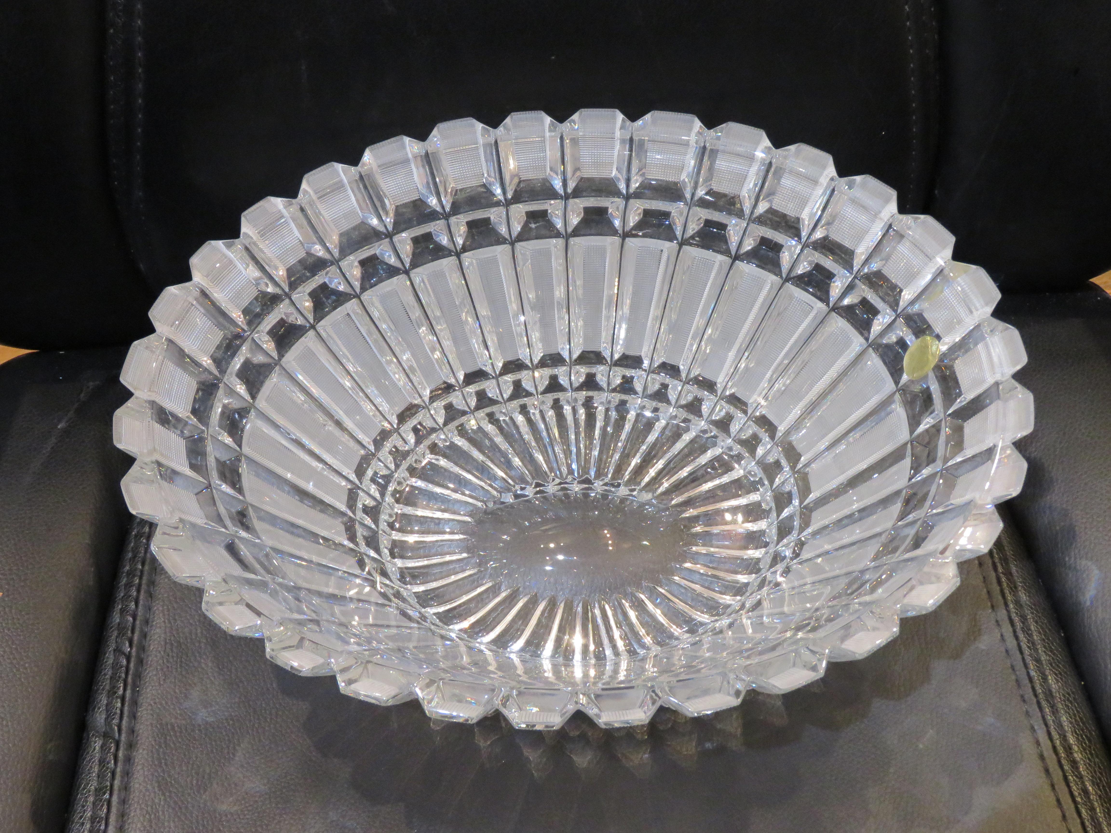 Important Estate Heavy Oval Etched Prism Detailed Crystal Glass Bowl In Good Condition For Sale In New York, NY