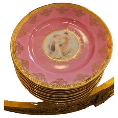 Importante set immobiliare di 10 piatti Heinrich in porcellana rosa dipinta con bordo in oro 24KT
