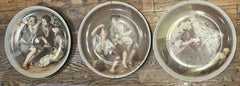 Importante Juego de 3 Platos Cargadores de Porcelana Pintada Esteban Murillo
