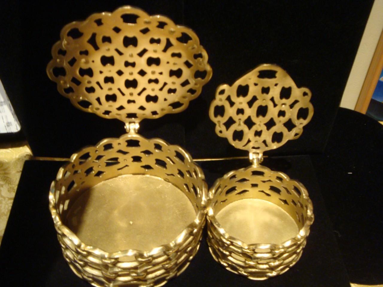 Le point suivant  Nous vous proposons ce Rare 2PC Vintage Beautiful Estate Industrial Circular Shaped Chain Pattern Jewelry Box. Chacune d'entre elles est magnifiquement réalisée avec de fins détails de montage. Originaire de Belgique et sortie