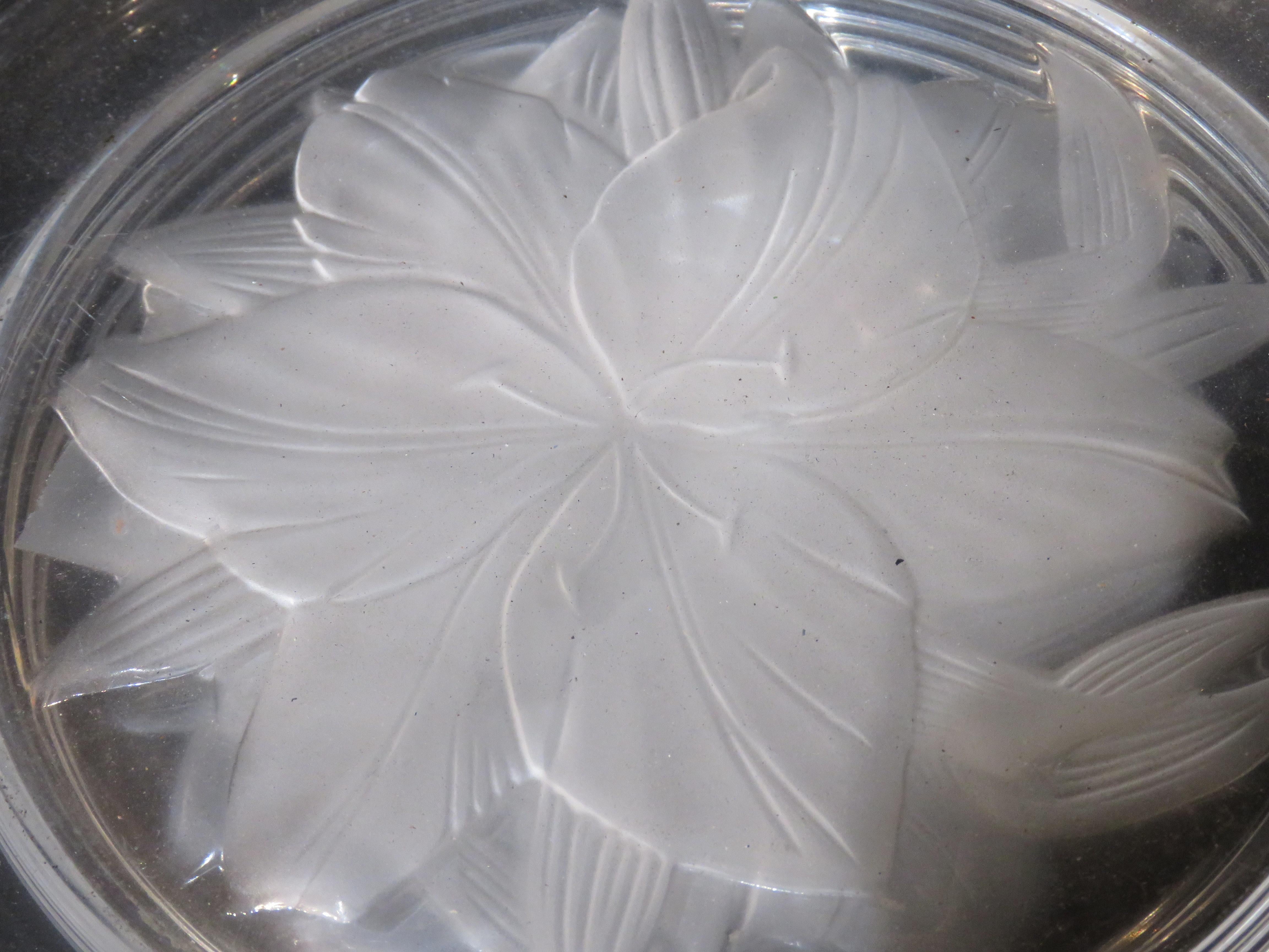 Important Estate Set of French Style 4 Frosted Etched Glass Floral Flower Plates In Good Condition For Sale In New York, NY