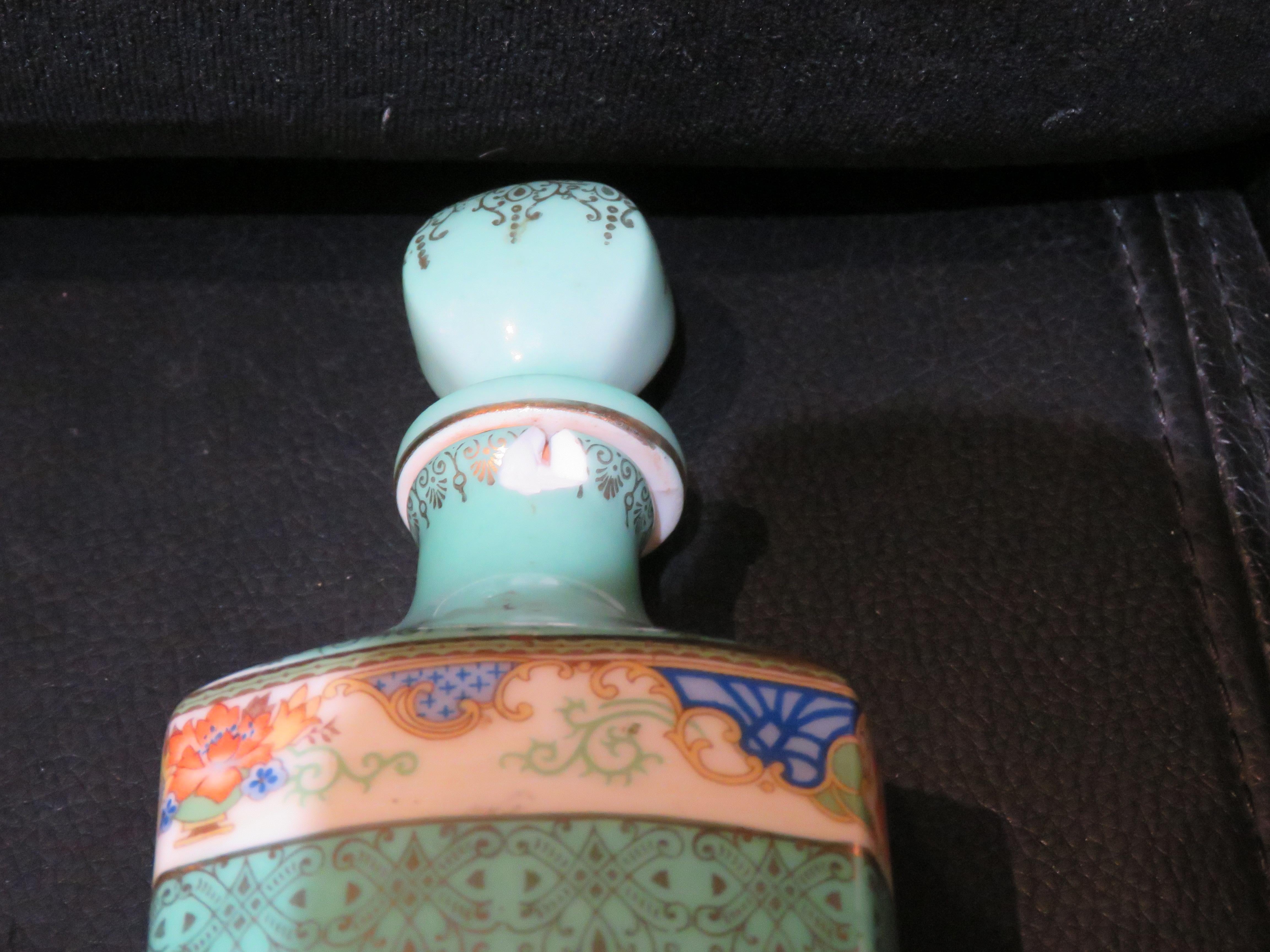 Beautiful 19th Century Painted NeoClassical Porcelain Bottle 1861 Prez Saxe For Sale 1