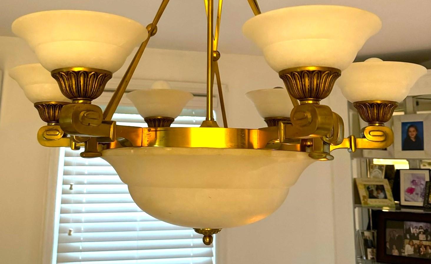 Inconnu Important lustre européen suspendu en bronze d'albâtre de la succession du New Jersey en vente