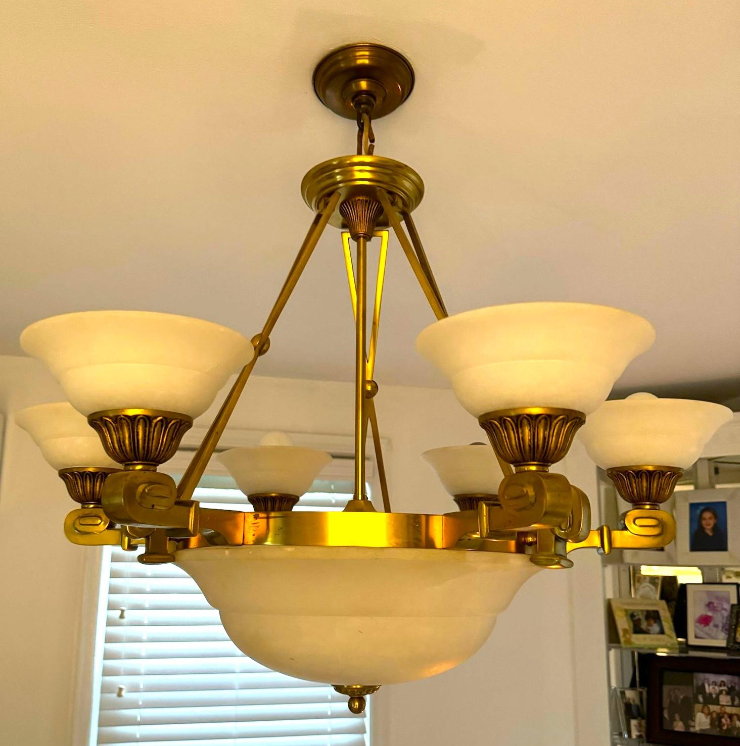 Important lustre européen suspendu en bronze d'albâtre de la succession du New Jersey Bon état - En vente à New York, NY