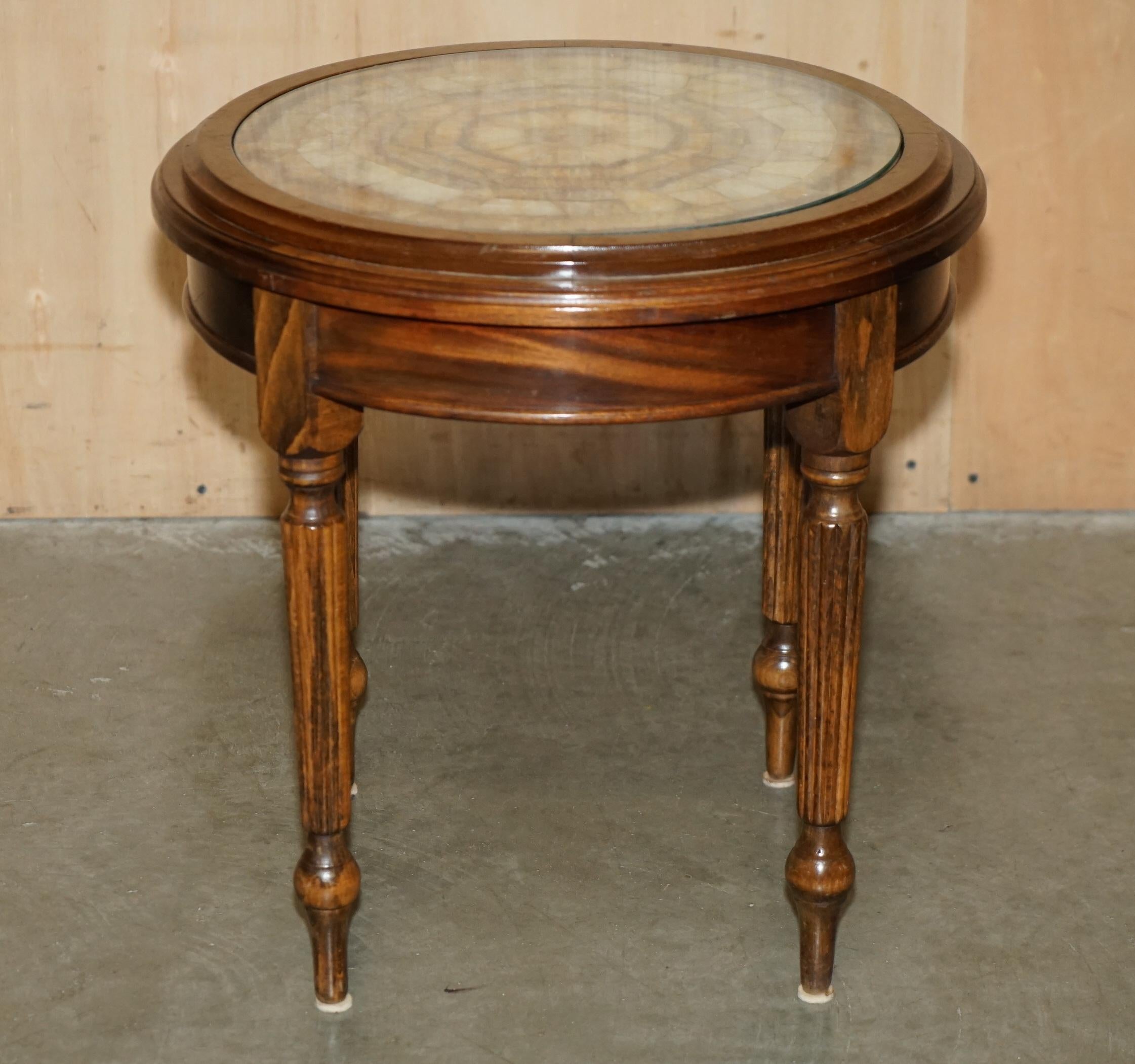 Royal House Antiques

The House Antiques a le plaisir de proposer à la vente cette importante table d'appoint Antique Victorian Circa 1880 Blue John Plateaus avec une base en acajou anglais. 

Veuillez noter que les frais de livraison indiqués ne