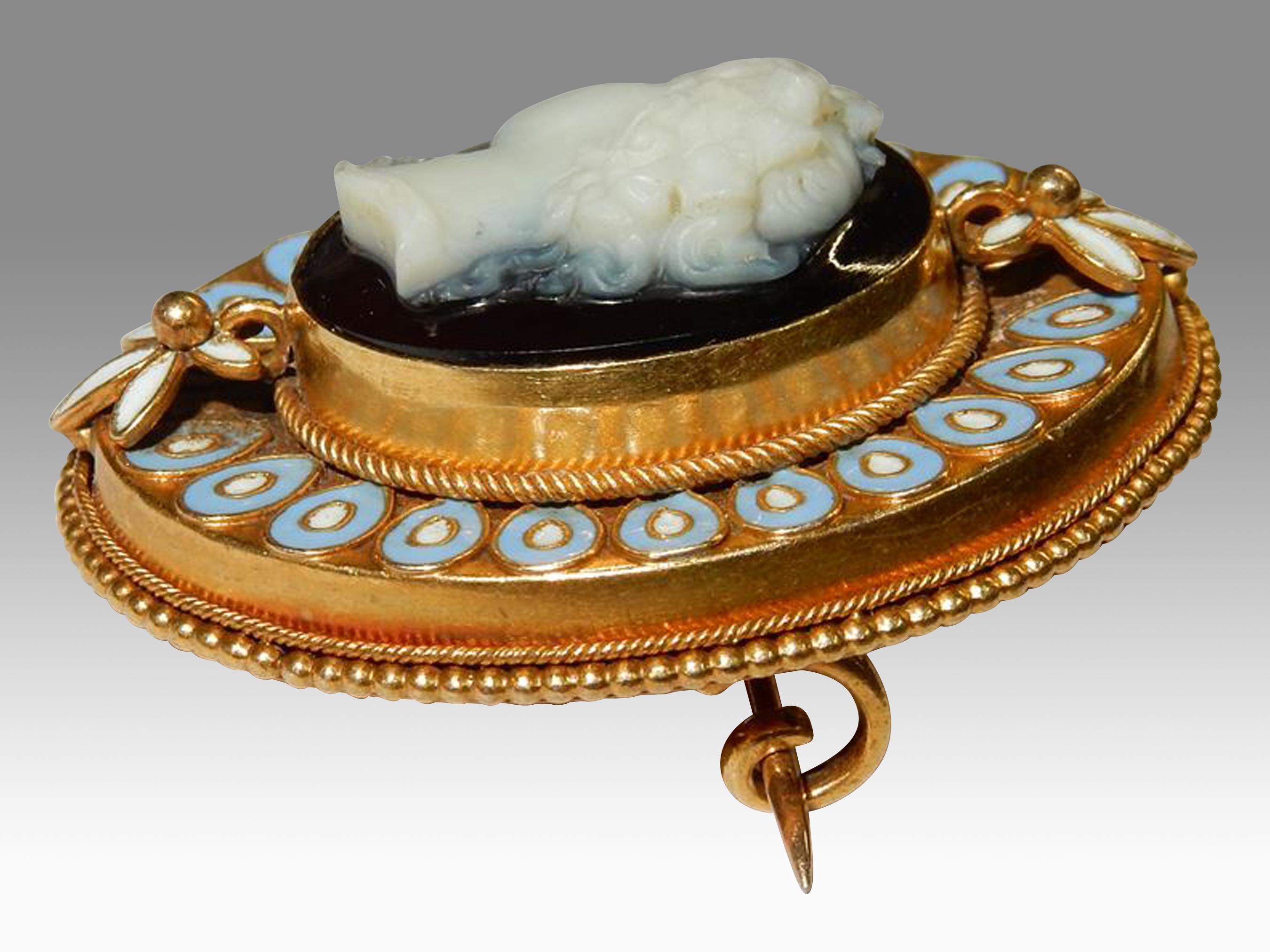 Importante et rare broche camée ancienne en or et émail avec pierre dure en vente 2