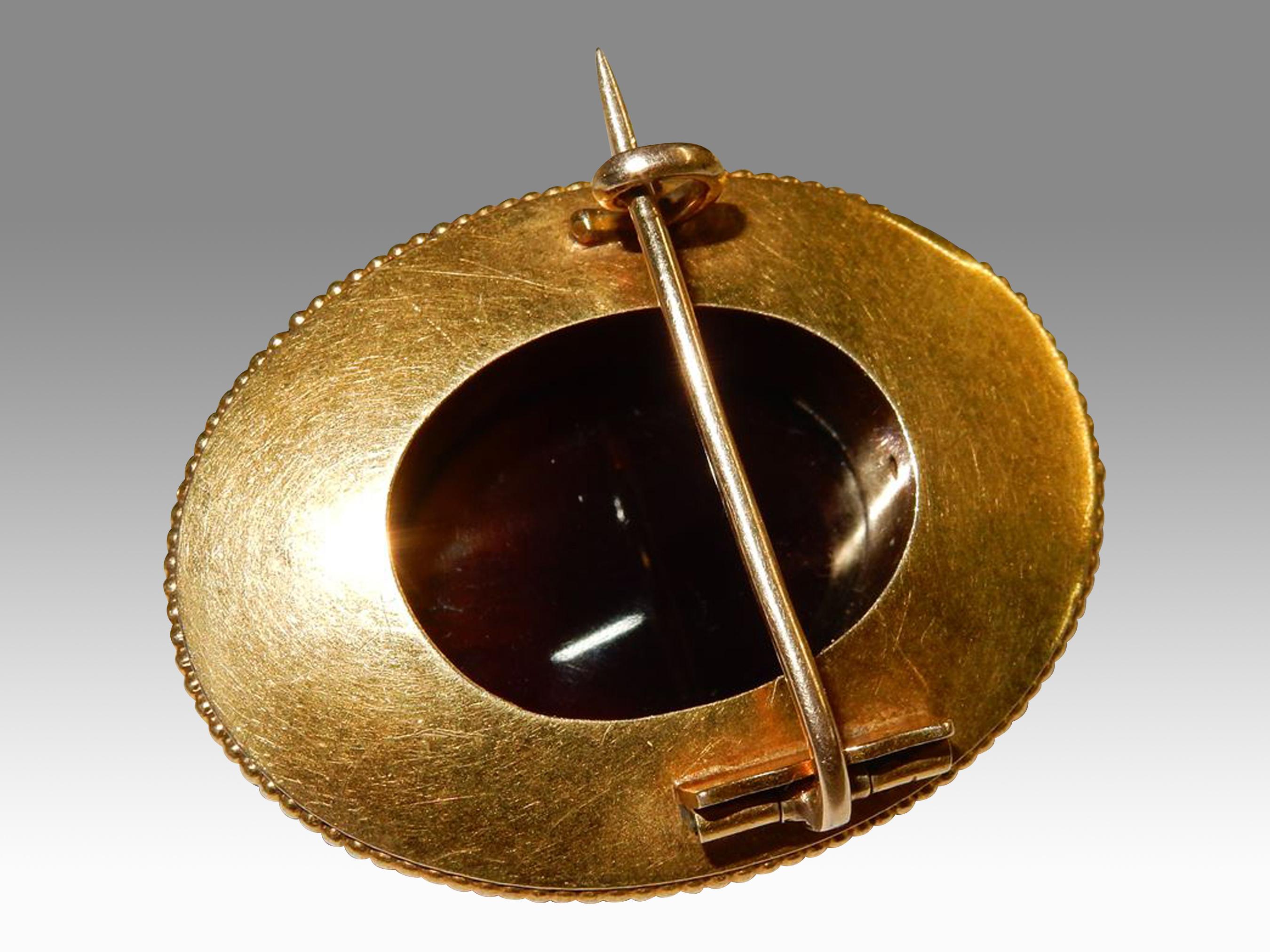 Importante et rare broche camée ancienne en or et émail avec pierre dure en vente 4