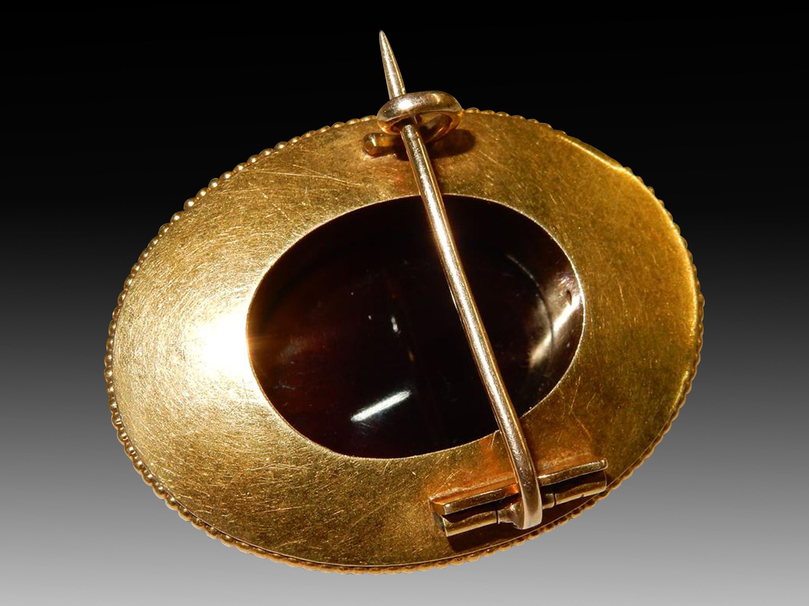 Néoclassique Importante et rare broche camée ancienne en or et émail avec pierre dure en vente