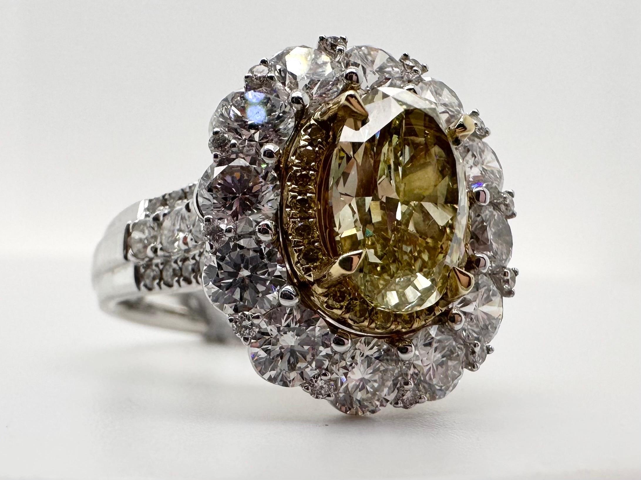 Important Fancy Yellow Diamond cocktail ring 18KT gold In New Condition For Sale In Boca Raton, FL