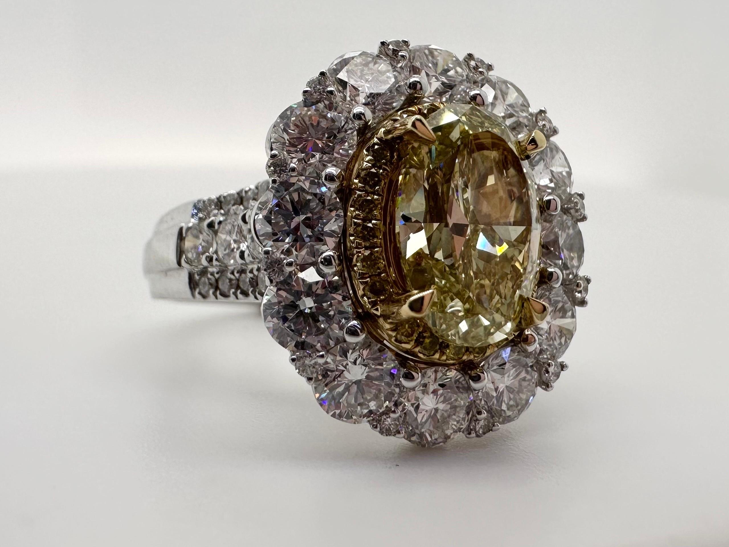 Important Fancy Yellow Diamond cocktail ring 18KT gold For Sale 1