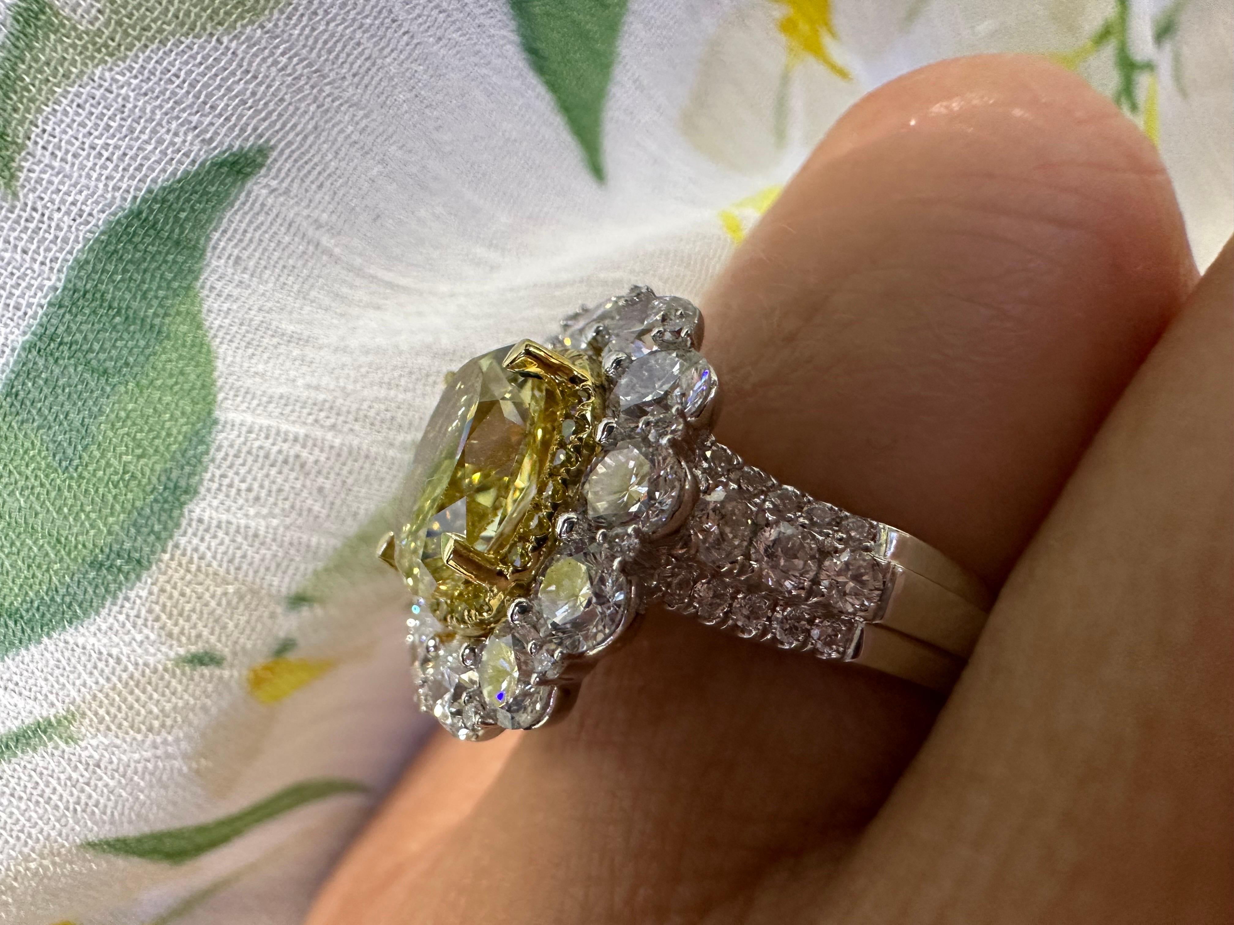 Important Fancy Yellow Diamond cocktail ring 18KT gold For Sale 3