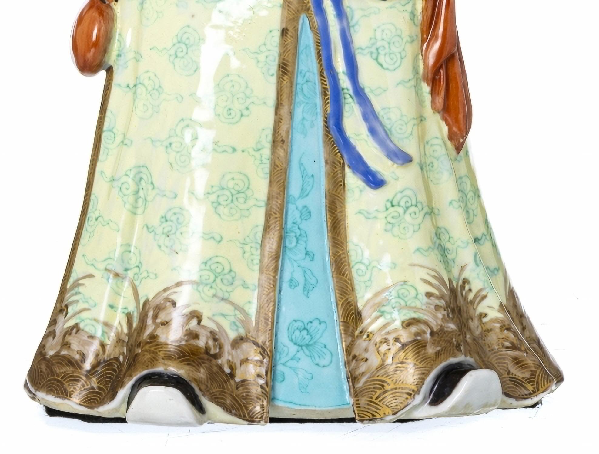 IMPORTANTE FIGURE FÉMININE AVEC TÊTE PIVOTANTE Dynastie Qing Période Yongzheng (1723-1735)

En Chine d'exportation,
Dynastie Qing, période Yongzheng (1723-1735), tête articulée, décor polychrome et doré.
Usure de la dorure et quelques