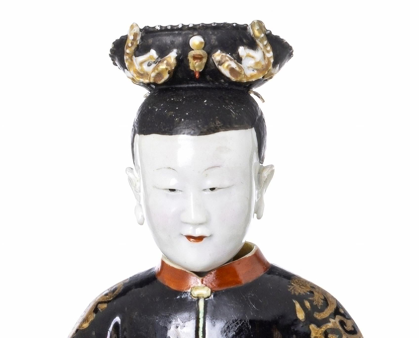 Sculpté à la main IMPORTANTE FIGURE FÉMININE AVEC TÊTE PIVOTANTE Dynastie Qing Période Yongzheng (1723-1735) en vente