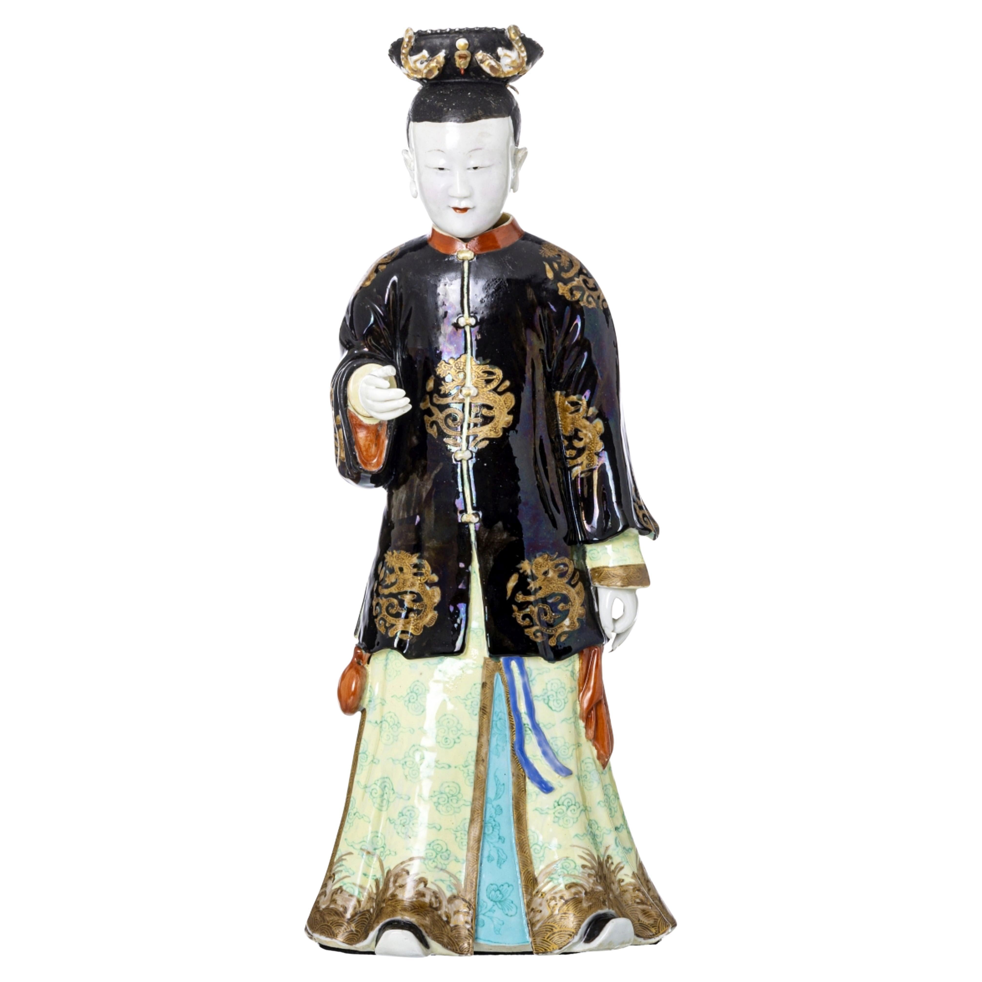 IMPORTANTE FIGURA FEMENINA CON CABEZA PIVOTANTE Período Yongzheng de la dinastía Qing (1723-1735)