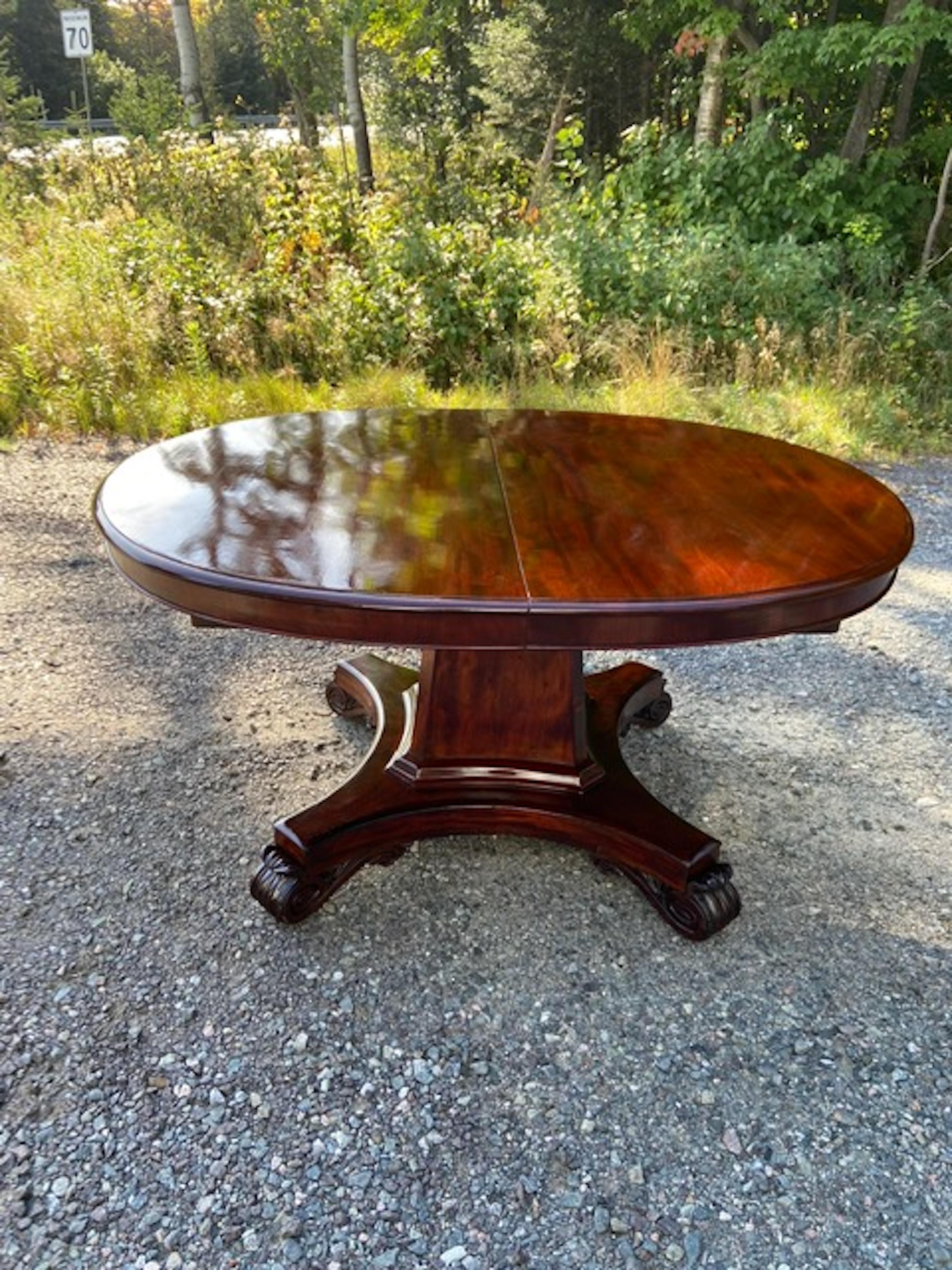 Important Figured Solid Cuban Mahogany William IV Period Oval Dining Table For Sale 4