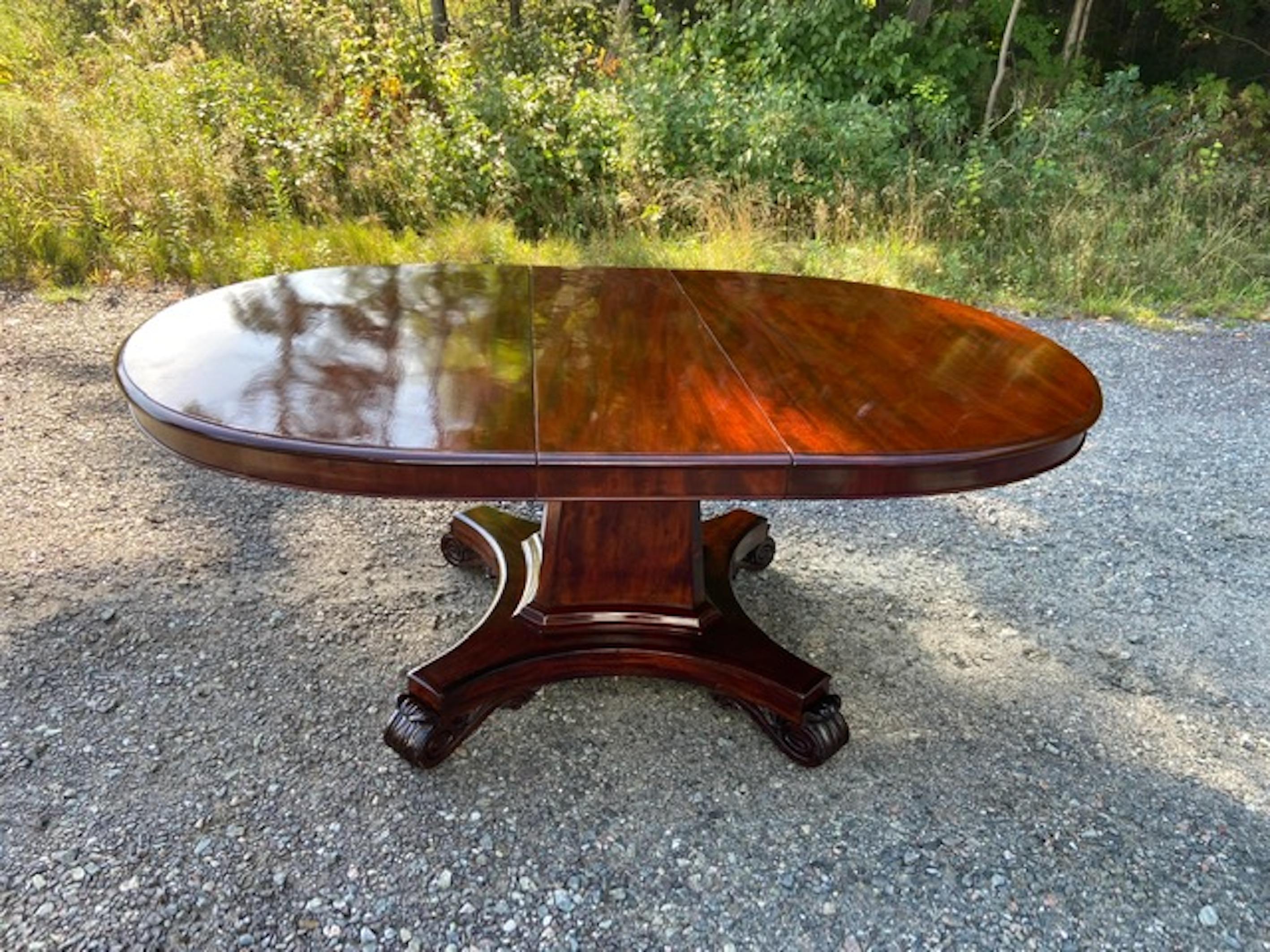 Important Figured Solid Cuban Mahogany William IV Period Oval Dining Table For Sale 5
