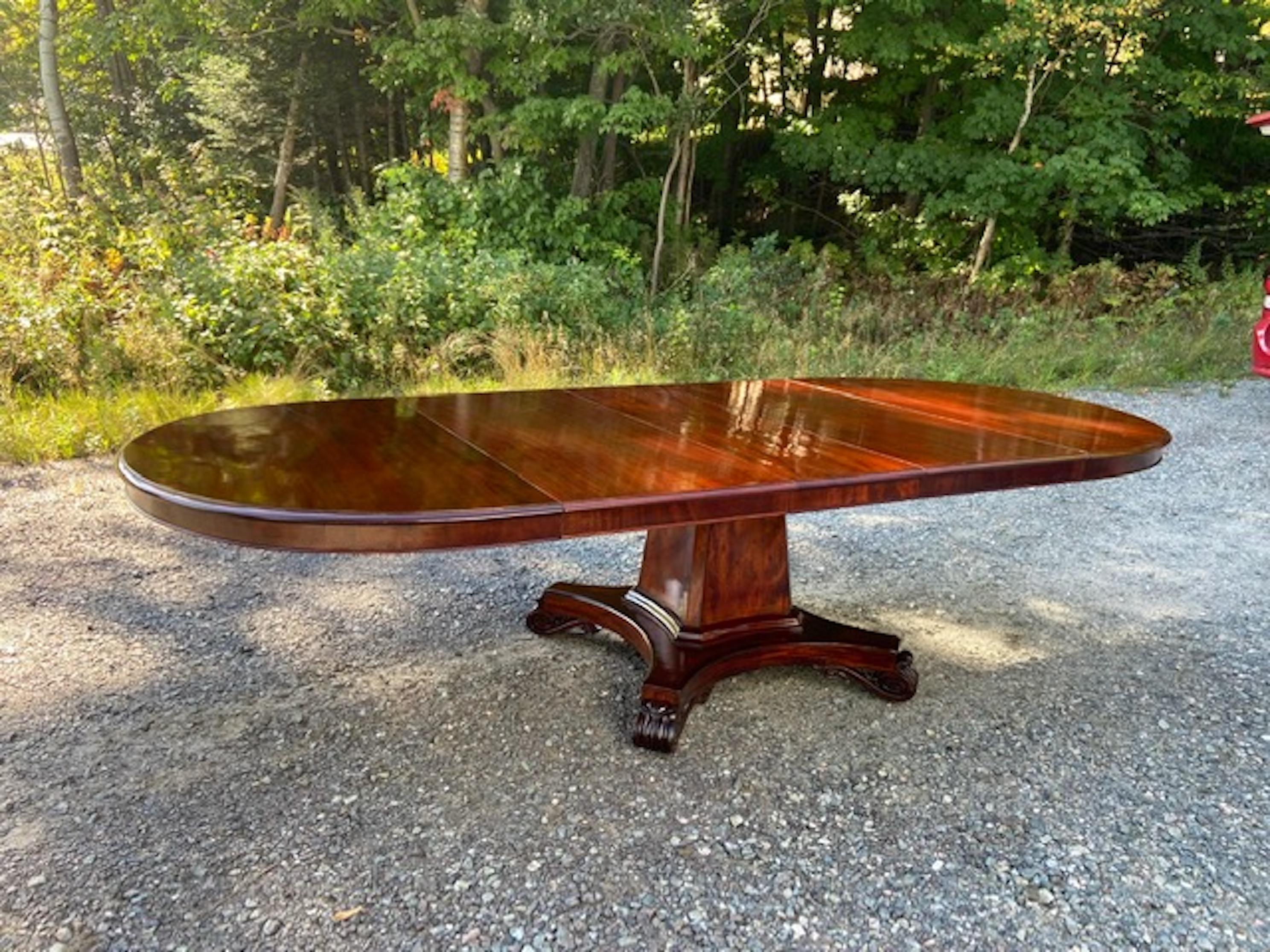 Important Figured Solid Cuban Mahogany William IV Period Oval Dining Table For Sale 6