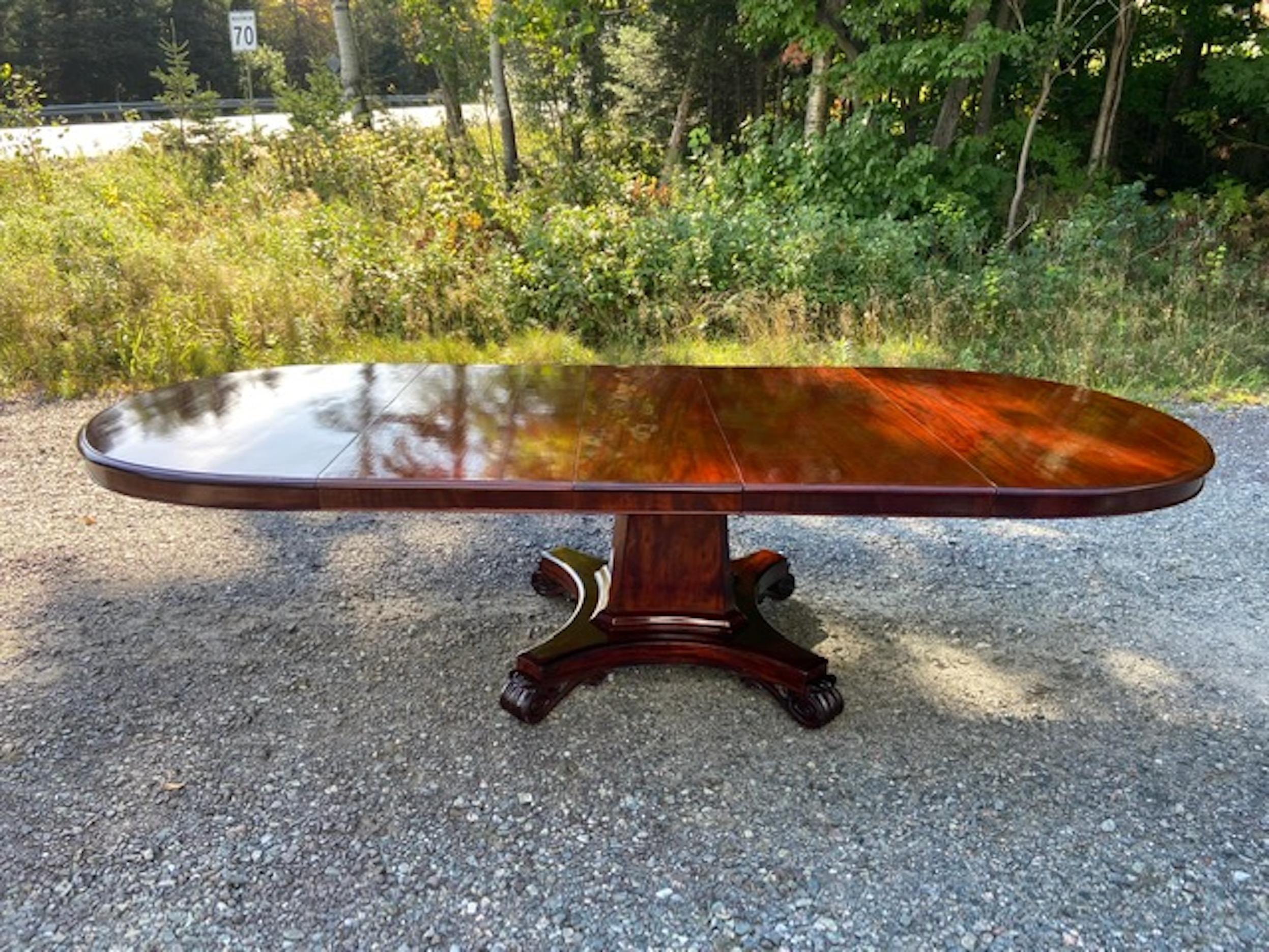 Important Figured Solid Cuban Mahogany William IV Period Oval Dining Table For Sale 7