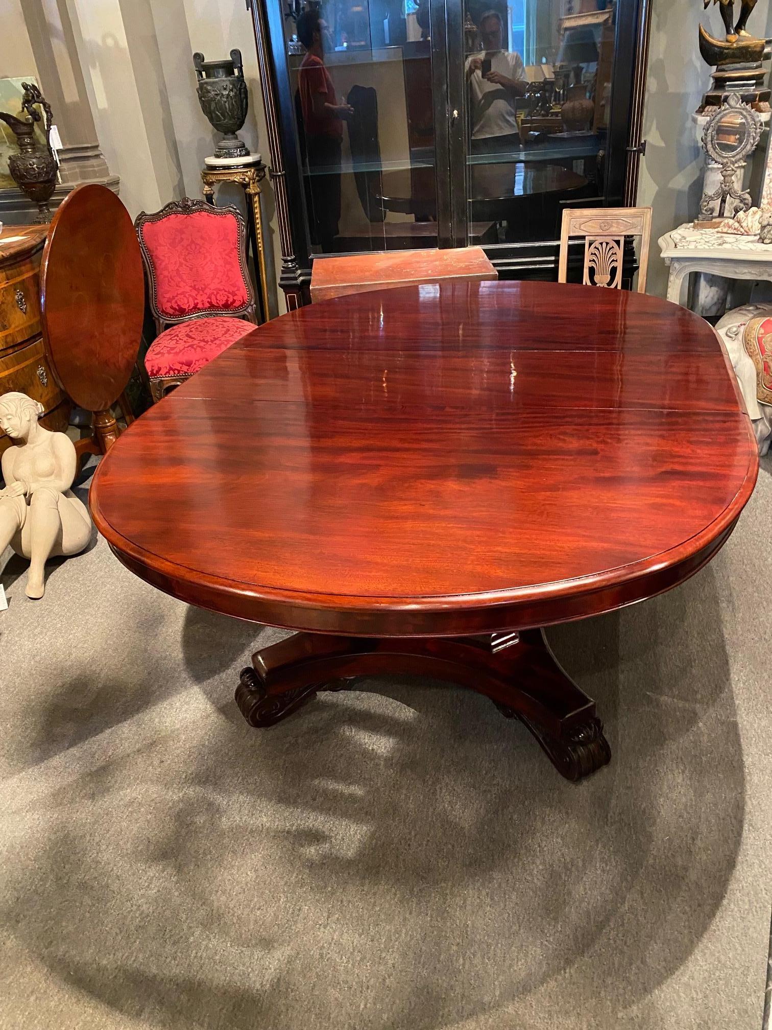 Important nicely figured cuban mahogany (solid) William VI period oval dining table, the extending top set on an imposing central plinth base fitted with four scroll feet. England c.1830. one leaf original two leaves later overall table as been