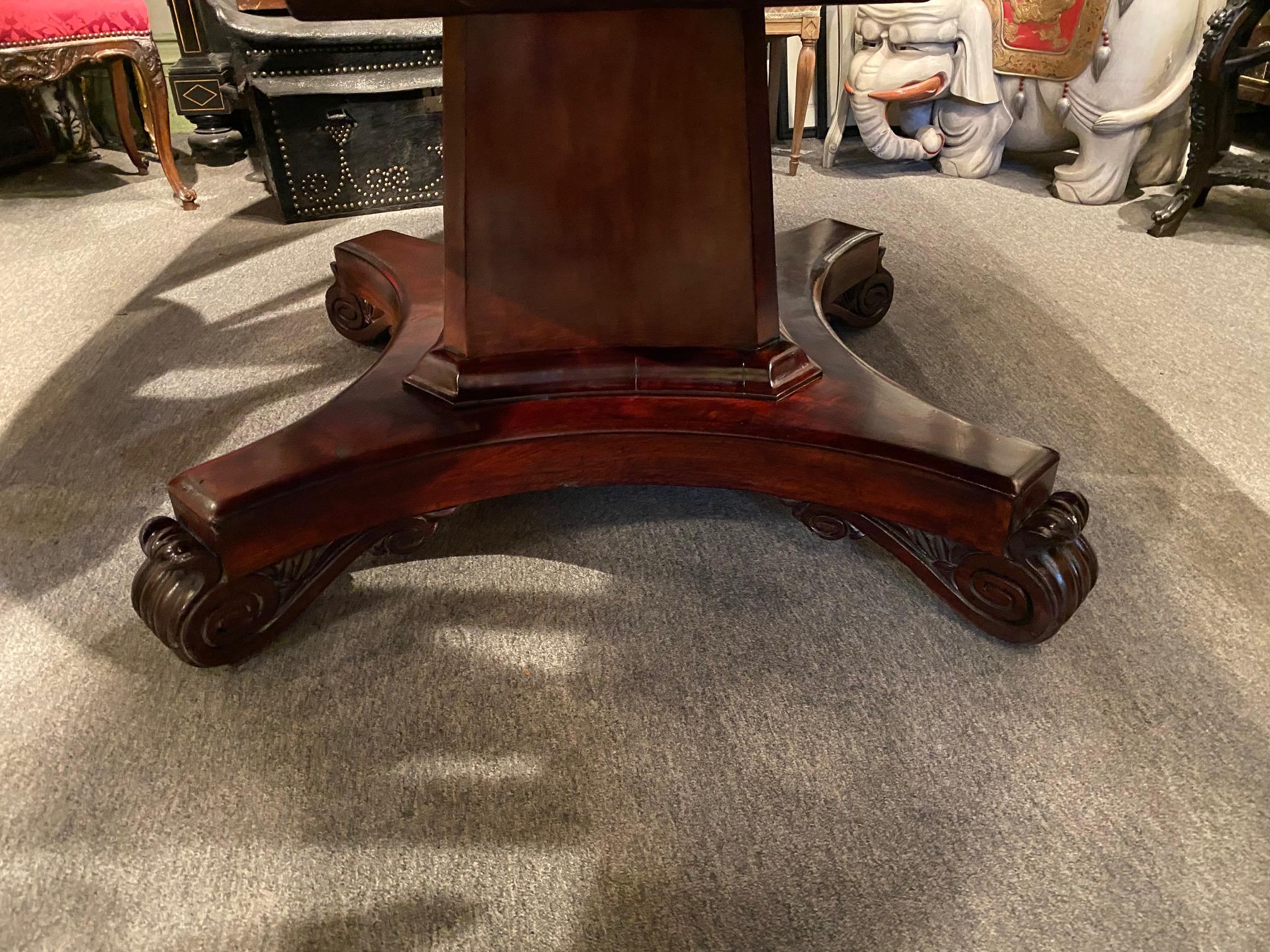 Important Figured Solid Cuban Mahogany William IV Period Oval Dining Table In Good Condition For Sale In Montreal, QC