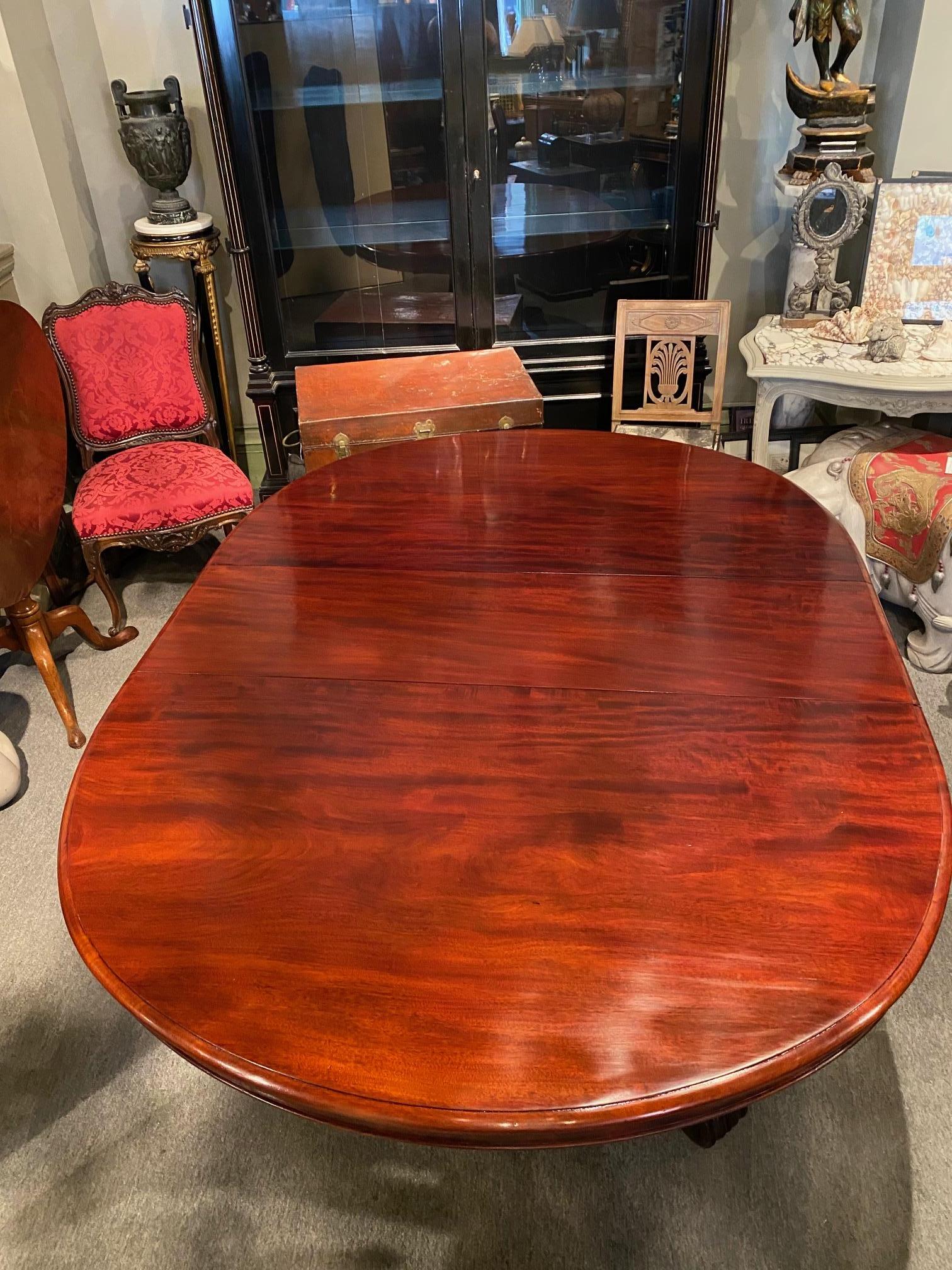Mid-19th Century Important Figured Solid Cuban Mahogany William IV Period Oval Dining Table For Sale