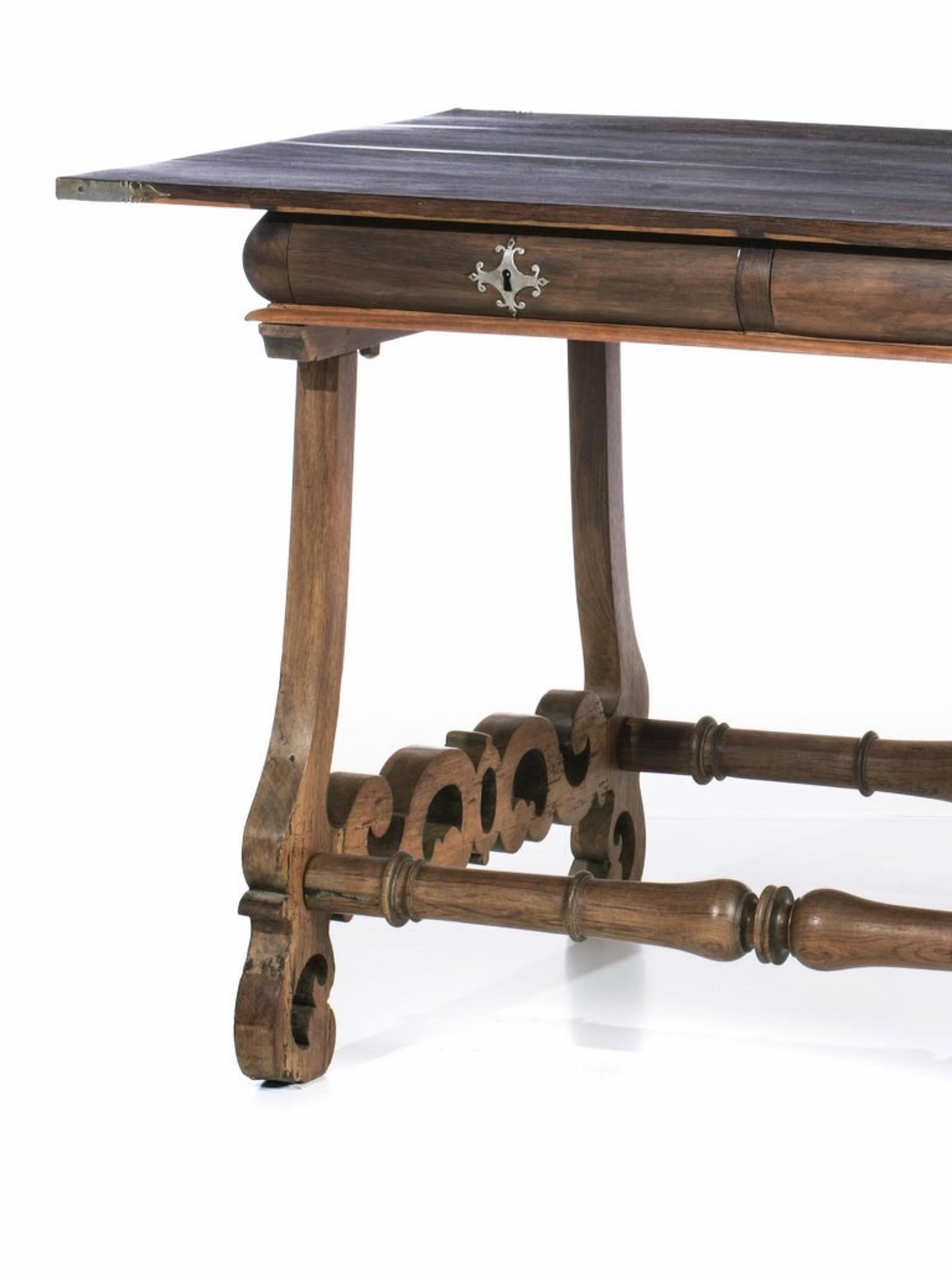Important FilipineIndo-Portuguese table
of the 17th century, in Brazilian rosewood, with two drawers. 
Signs of use. 
Dim.: 82 x 86 x 133 cm.