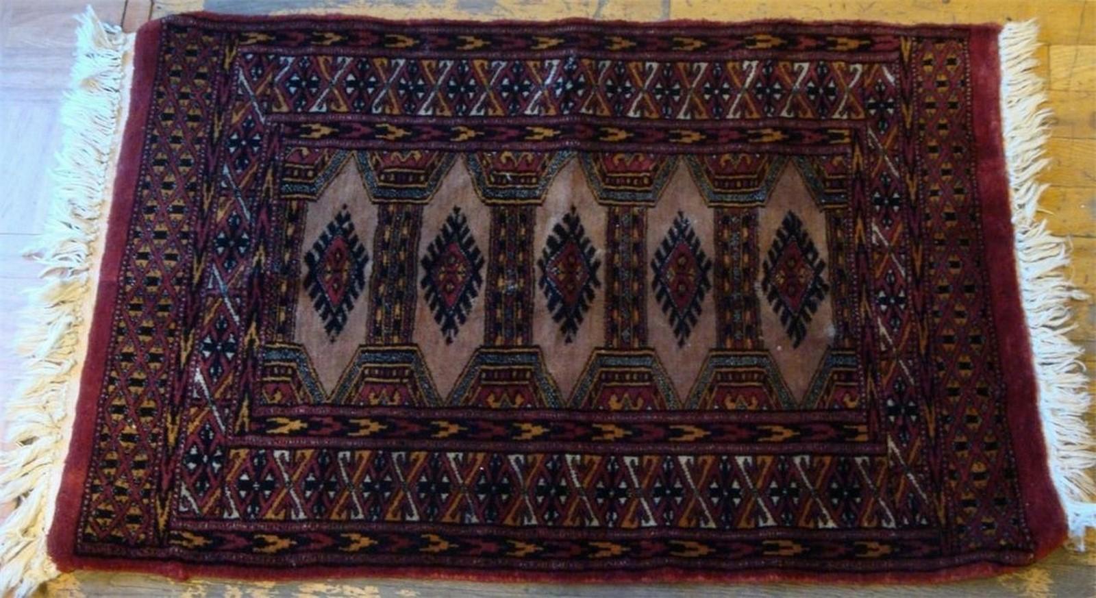 L'article suivant est un Rare Vintage Lovely Estate Handwoven Floor Rug (tapis de sol tissé à la main). Magnifiquement réalisé avec des détails fins et un motif multicolore exquis en Bourgogne, or et beige. Une pièce de collection rare et