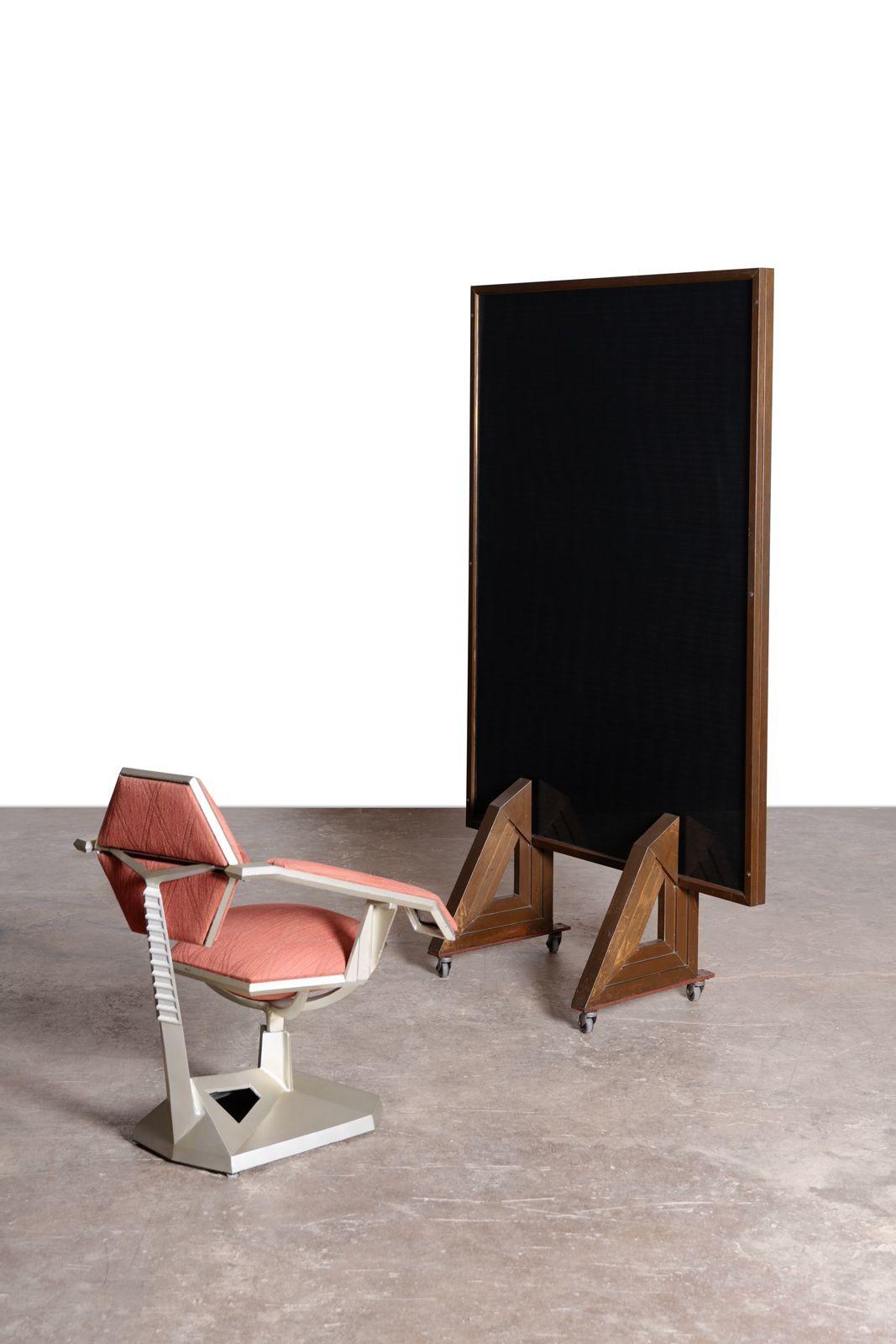 



Immagina di entrare in uno spazio in cui ogni dettaglio sussurra eleganza e innovazione. Ti presentiamo il tabellone in rame di Frank Lloyd Wright, progettato esclusivamente per l'iconica Price Tower nel 1956. Non si tratta di un semplice