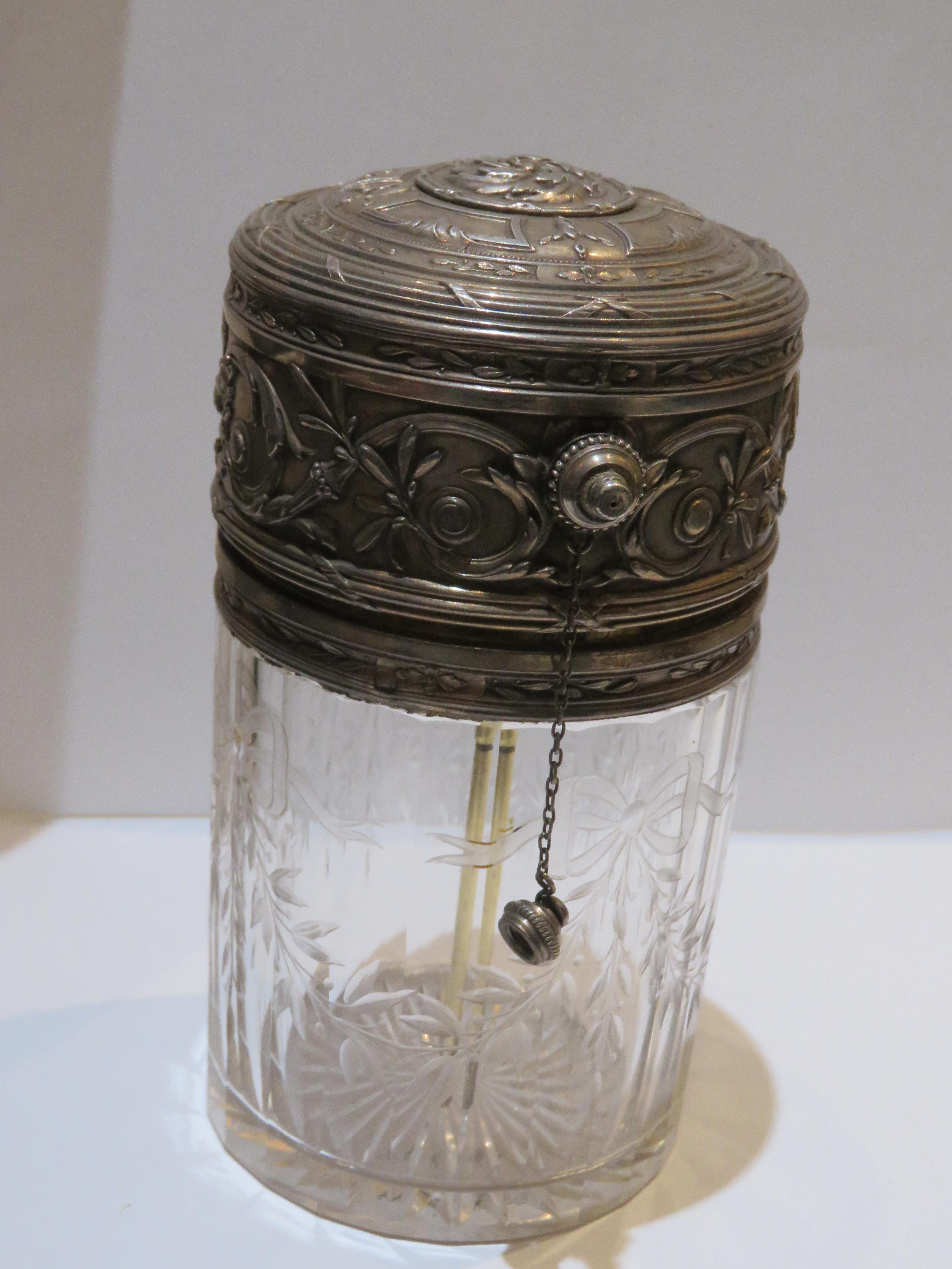 Il seguente articolo è questo raro grande esemplare di proprietà del XIX secolo di Parigi, un Boin-Taburet d'argento sterling, una bottiglia di profumo o di colonia. Inciso a mano con dettagli a volute. Preso da una proprietà da diversi milioni di