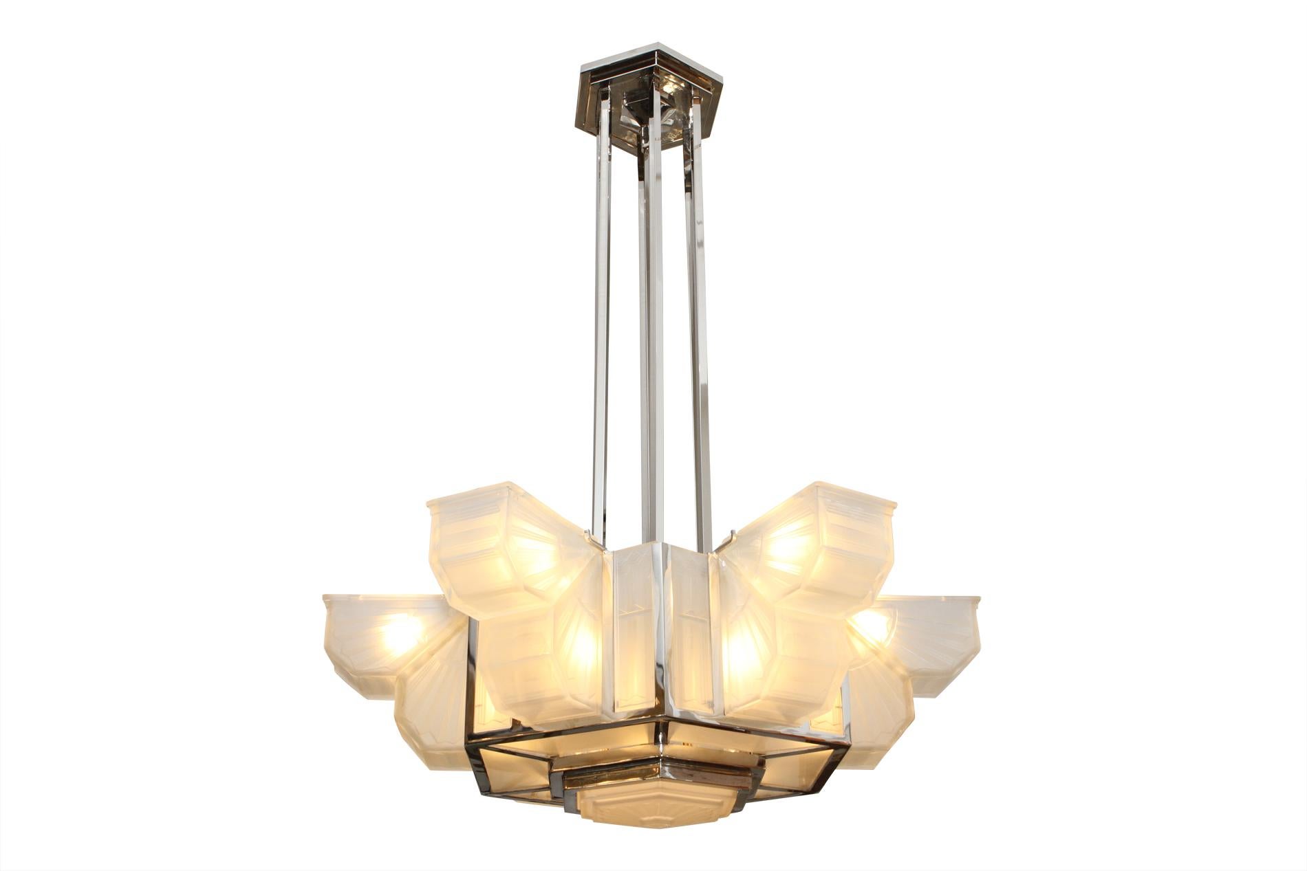 Really important and exceptional french art deco chandelier made by Hettier & Vincent in collaboration with the manufacture Des Hanots in 1930. The particularity of this piece is to be unique, everything has been made to order, it's the only one in