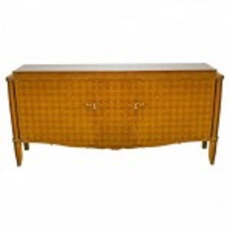 Credenza/comodino a 2 ante in noce chiaro della metà del secolo scorso con intarsi in parquet quadrato e madreperla e finiture in bronzo dorato con fianchi a colonna e piano superiore a gradini (JULES LELEU)