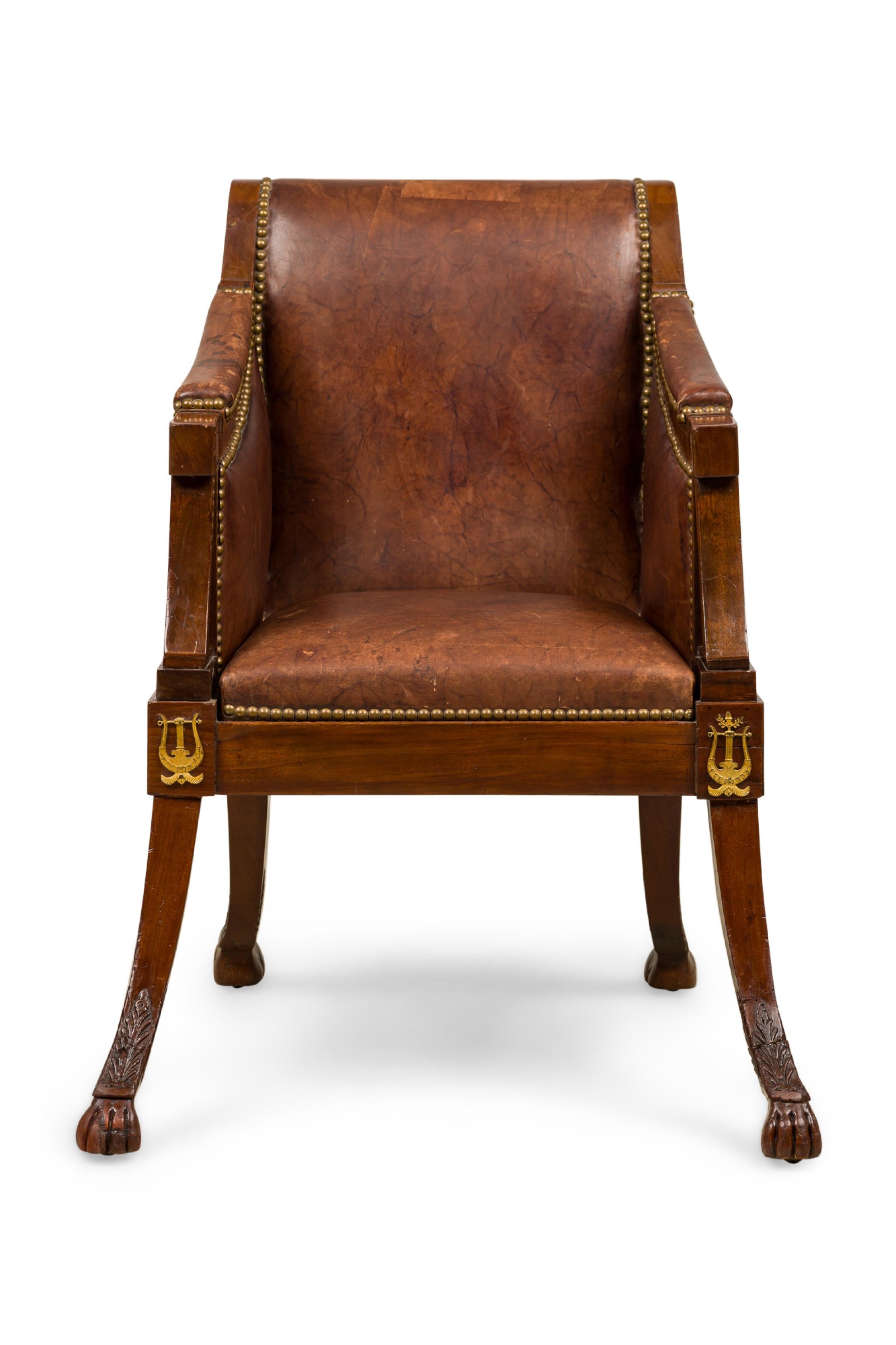 Poltrona francese Console/Impero in mogano e bronzo con gambe strombate che terminano con piedi ad artiglio e rivestimento in pelle marrone.
