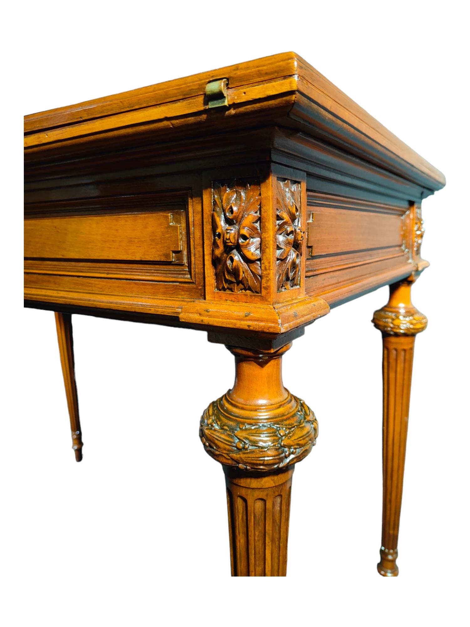 Important French game table from the 19th century.
French game table made by a 19th century cabinetmaker - signed. the table has a mechanism that allows the lid to turn and open. It also has a locking system. the left side legs extend and extend