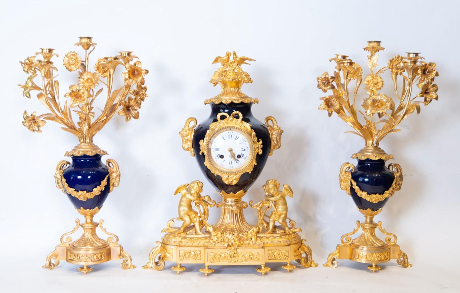 Fait main Importante garniture française en bronze doré et porcelaine de Sèvres 19ème siècle en vente
