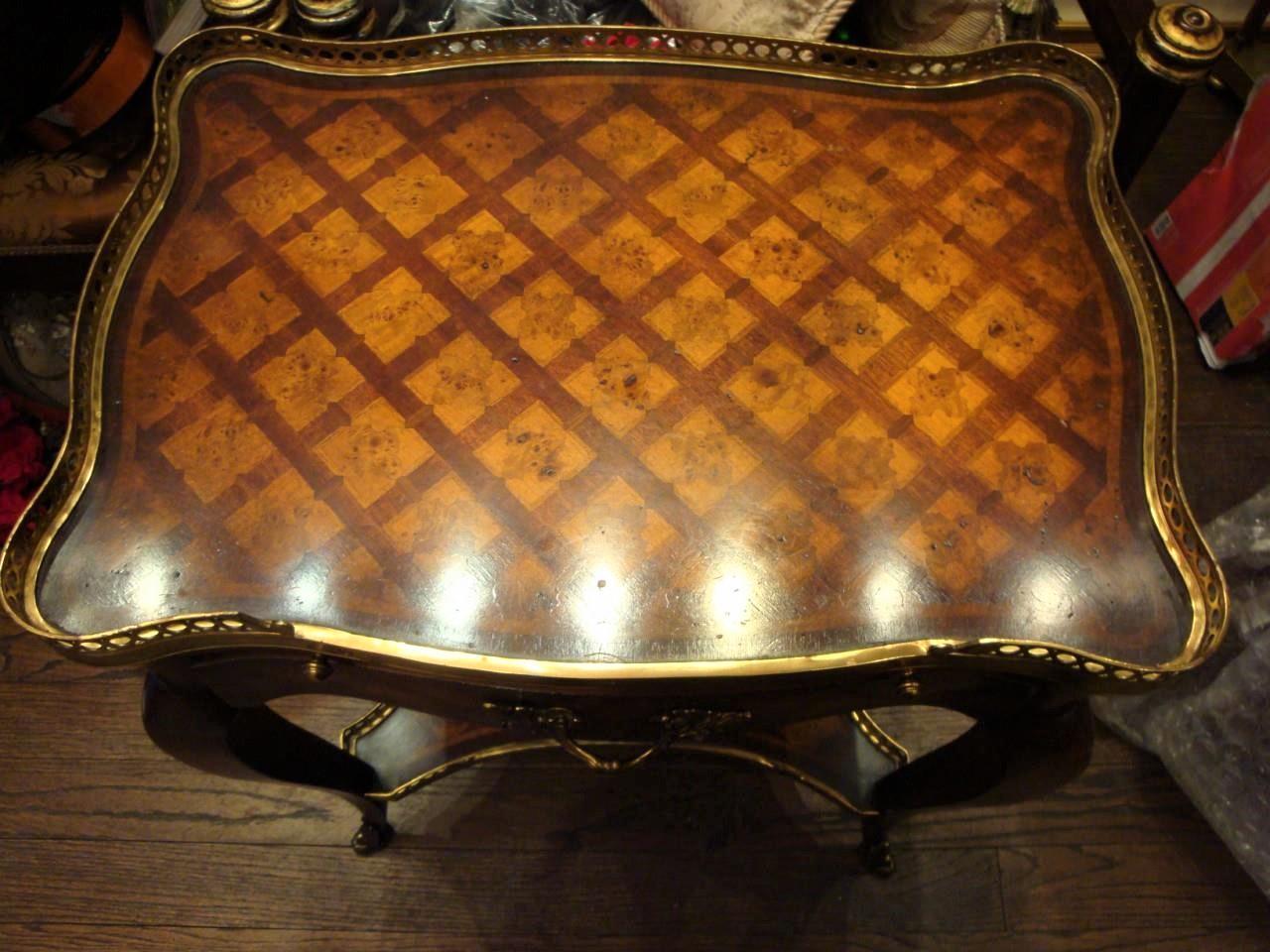 Inconnu Importante table ledger française de style Louis XVI en bronze doré et acajou incrusté en vente