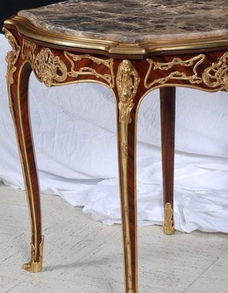  Importante mesa auxiliar de caoba con tapa de mármol y bronce dorado estilo Luis XVI francés Francés