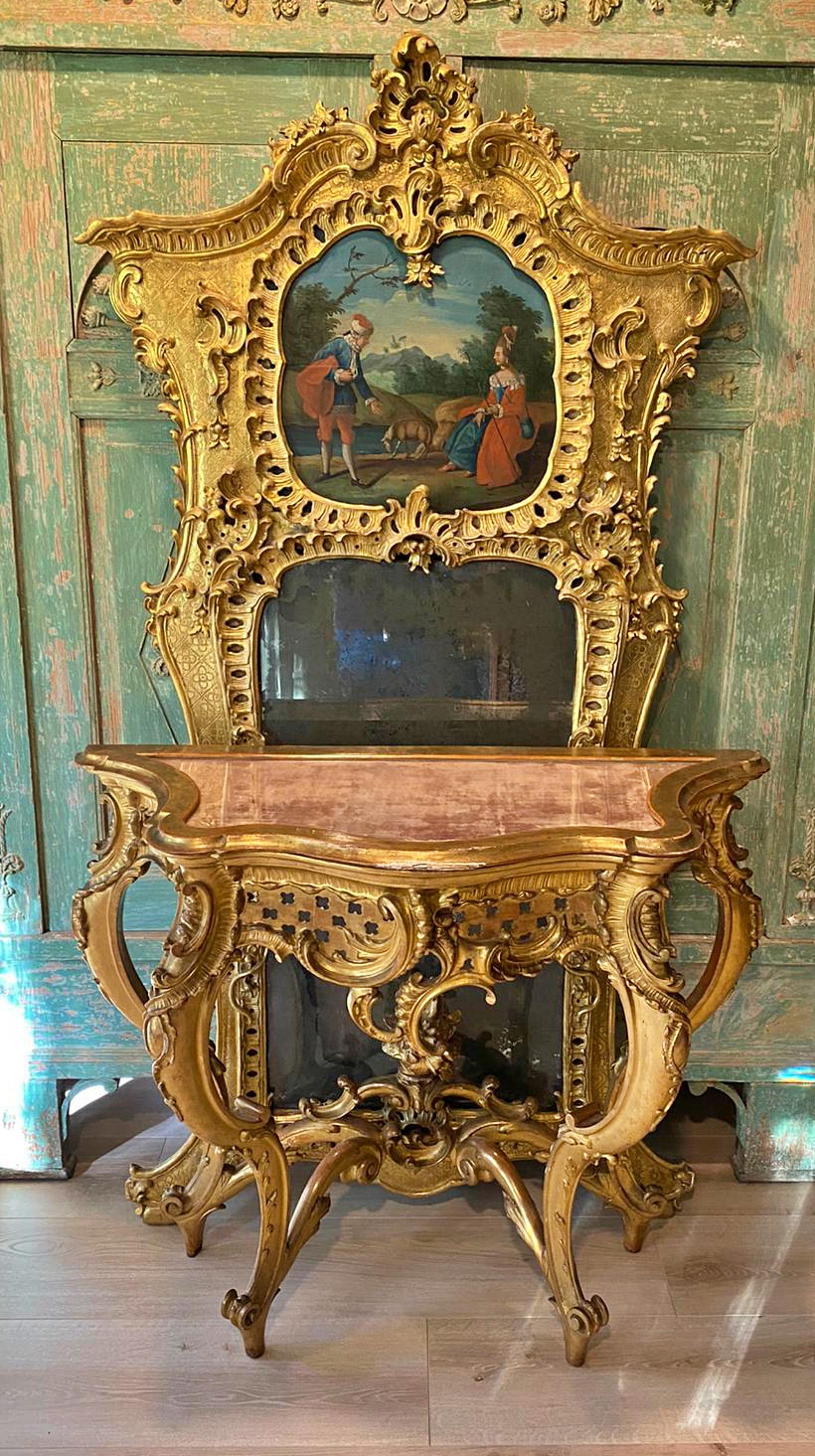 Wichtiger französischer Spiegel und Konsole von 1760/70 18.
aus massivem Holz geschnitzt und altvergoldet. 
Im oberen Teil handgemalte Ölmalerei mit einer epochentypischen Szenerie, imposanter Bekrönung, floralen Motiven, Voluten und Blattranken