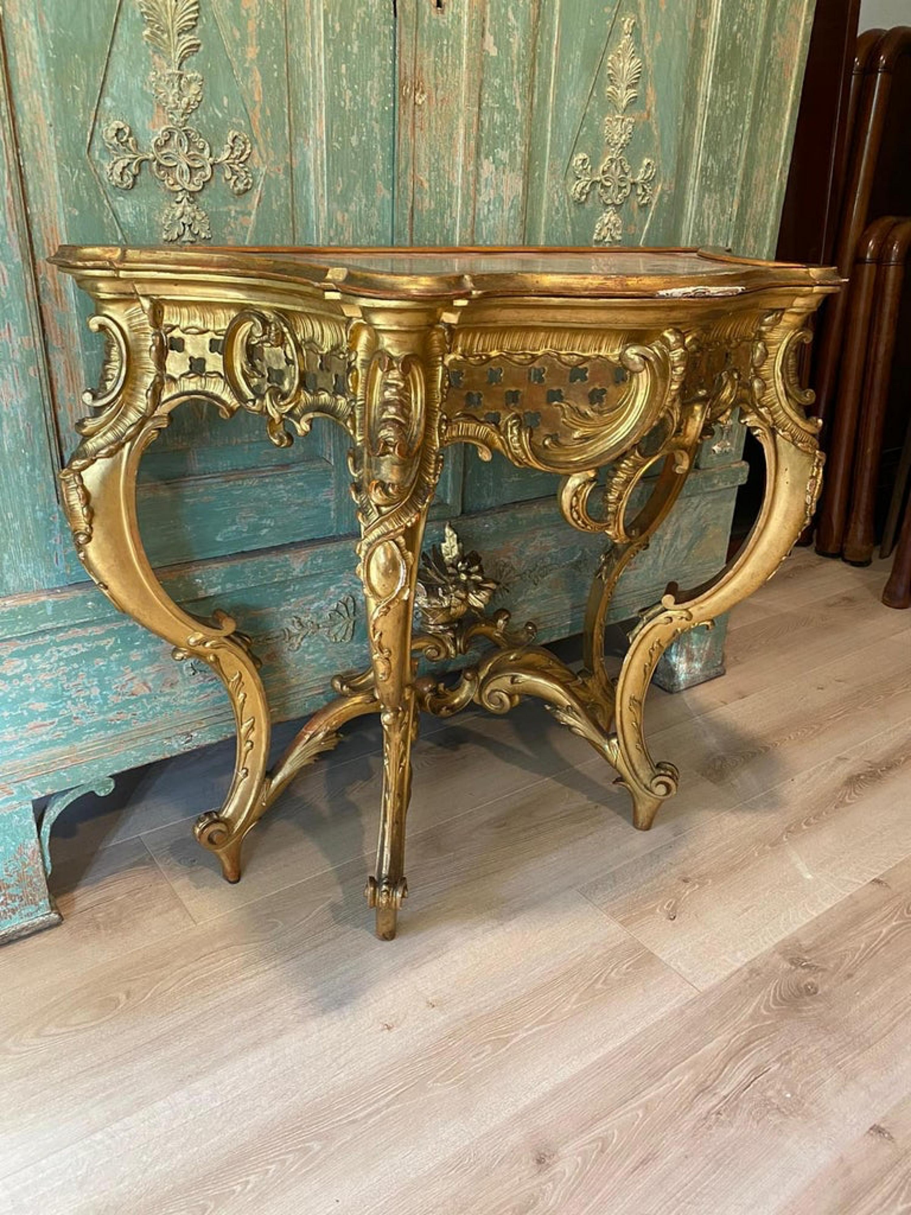 Important miroir et console français de 1760/70 18ème siècle
sculpté en bois massif et plaqué vieil or. 
Dans la partie supérieure, peinture à l'huile peinte à la main avec un paysage typique de l'Epoch, couronnement impressionnant, motifs floraux,
